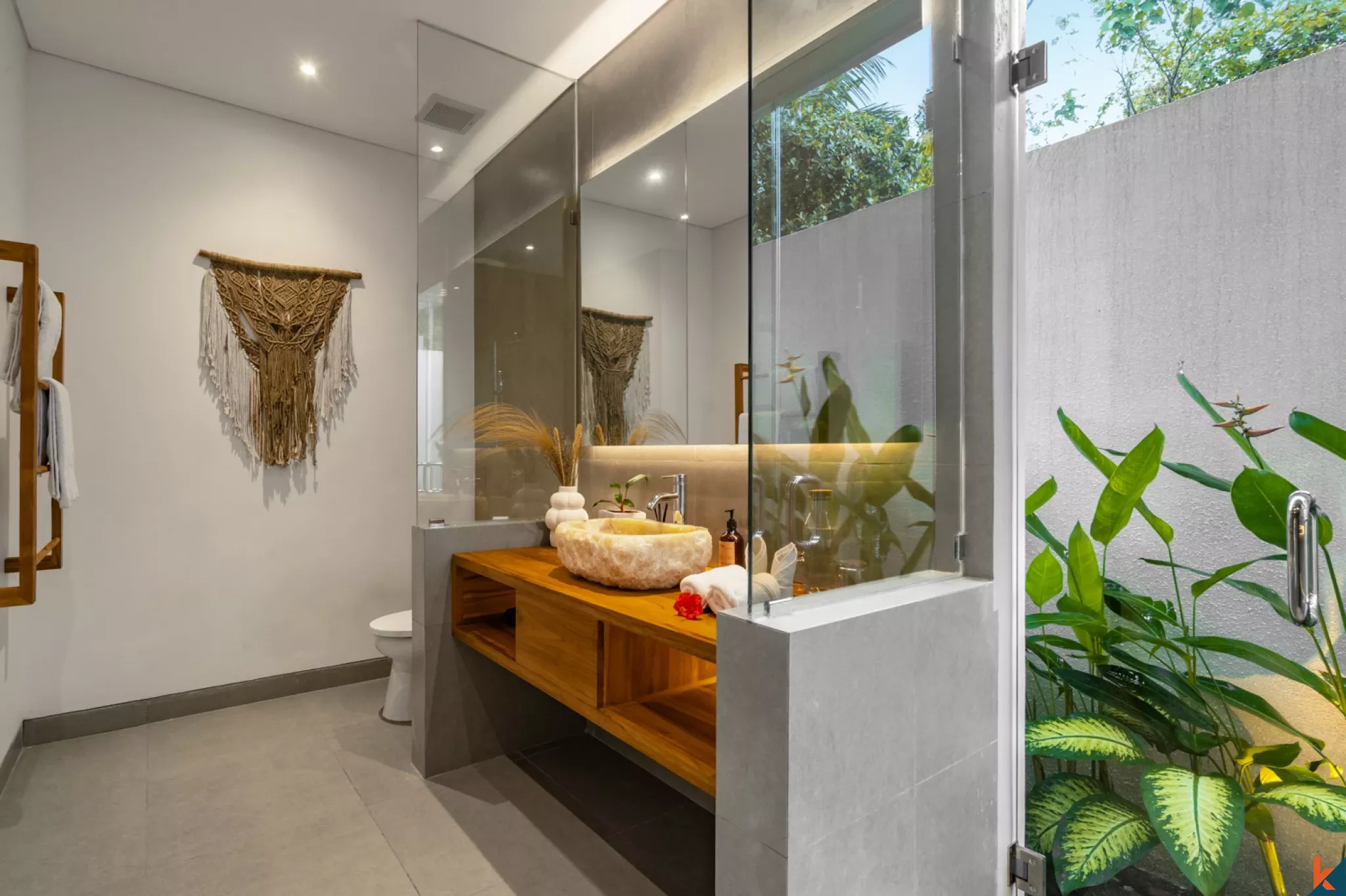 Modern 4-Bedroom Luxury Villa with Private Pool & Gym in Ubud