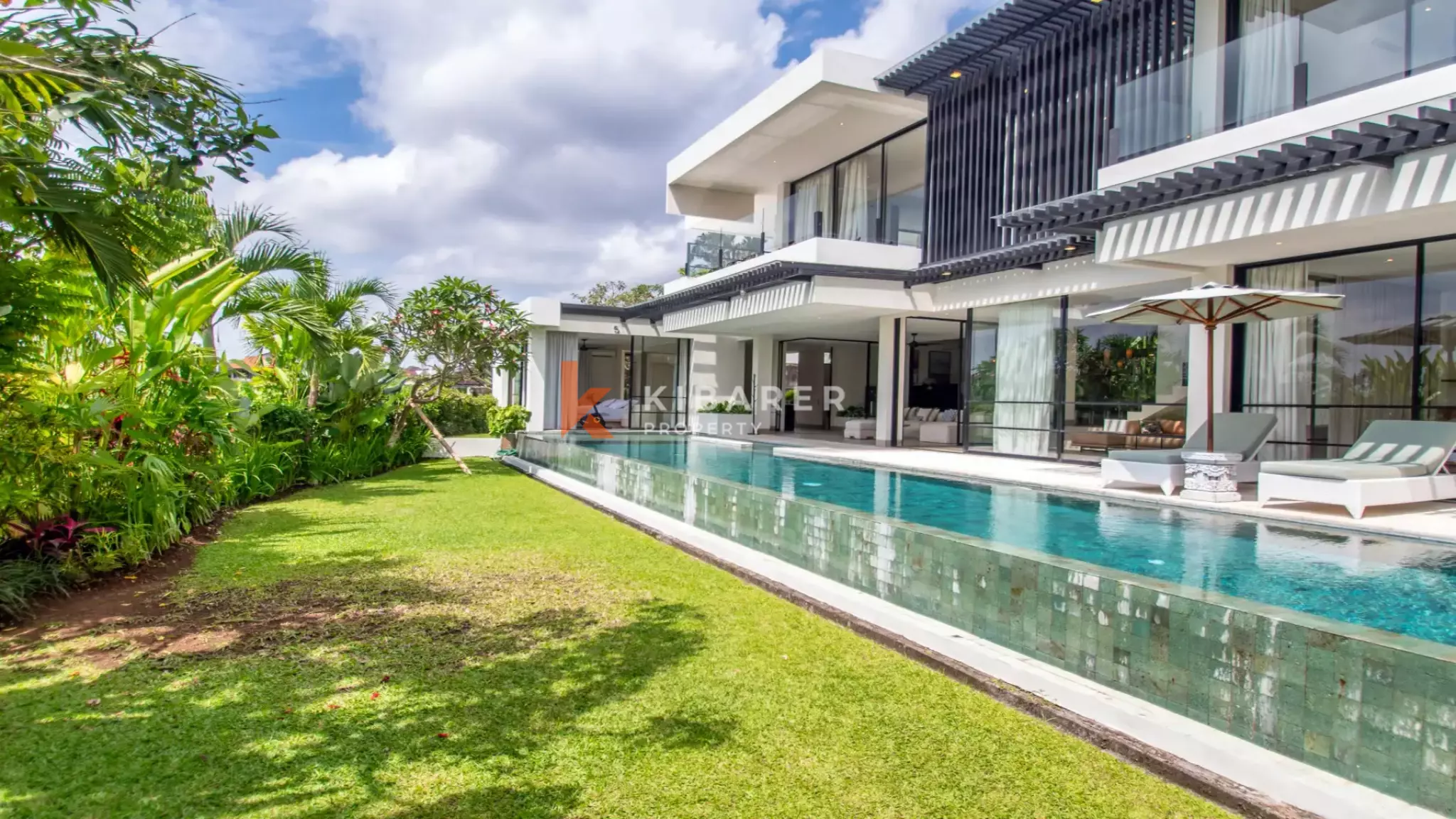 Luxury Four-Bedroom Villa with Rice Field Surroundings in Canggu