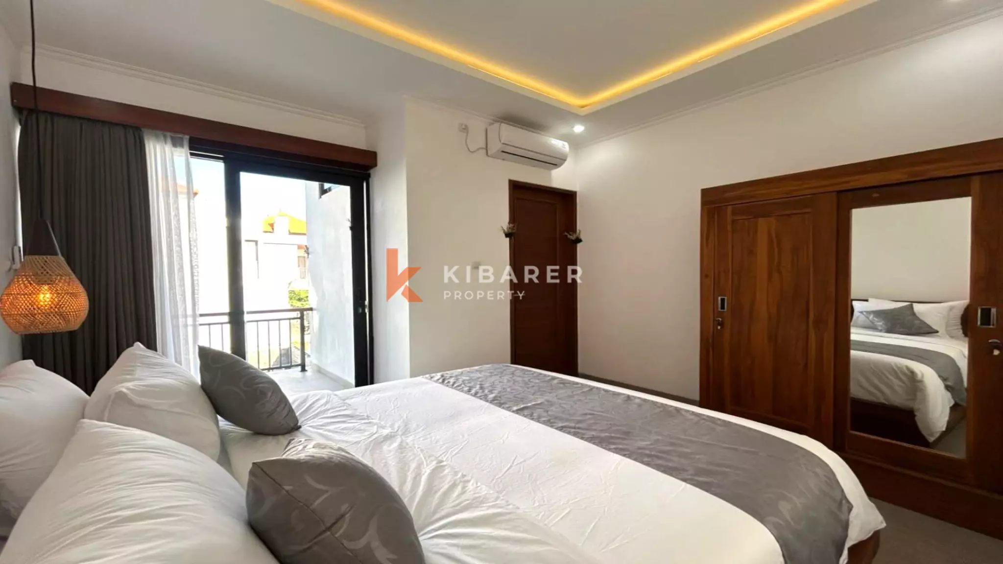 Modern Two-Bedroom Enclosed Living Room Villa with Private Pool in Padonan