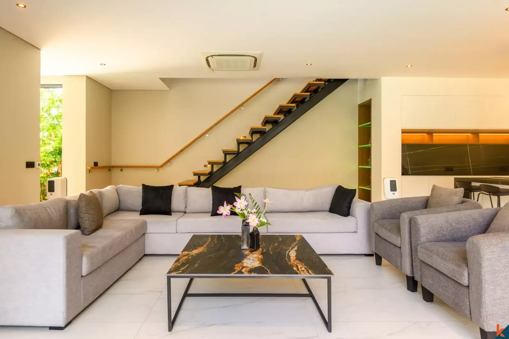 Vila mewah tiga kamar tidur berkualitas tinggi dengan pemandangan laut untuk dijual di Jimbaran