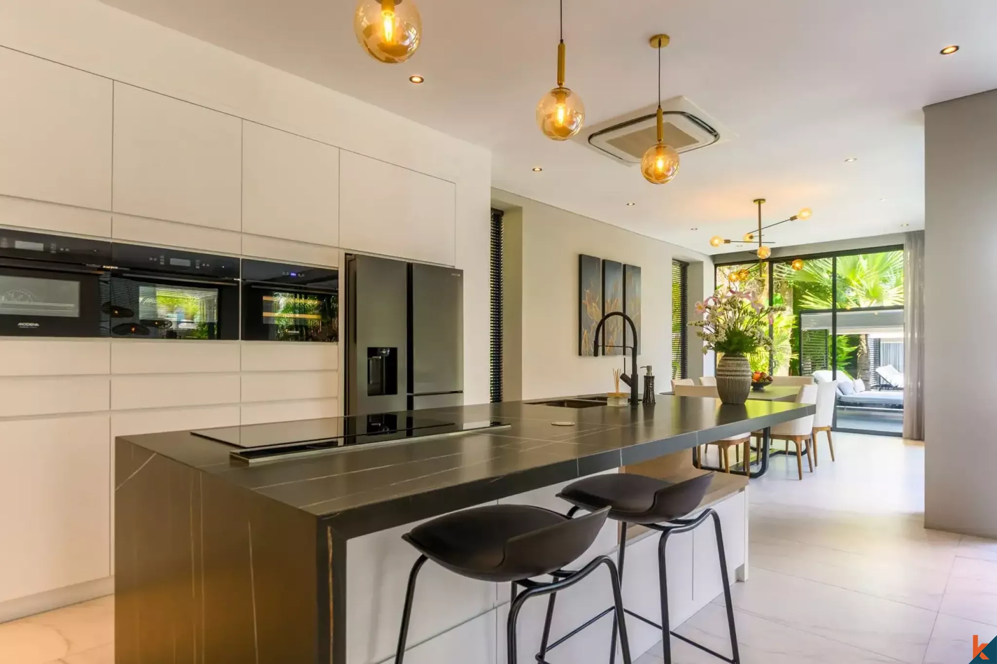 Vila mewah tiga kamar tidur berkualitas tinggi dengan pemandangan laut untuk dijual di Jimbaran