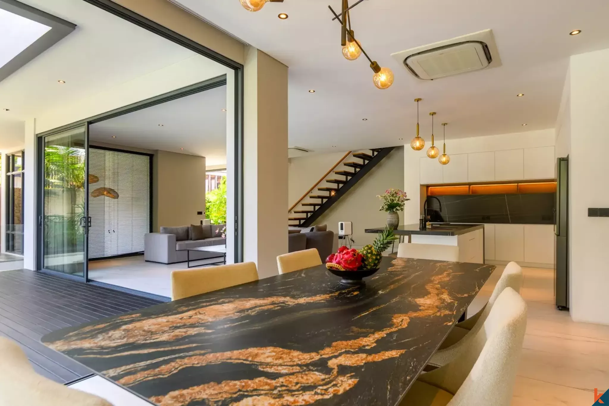 Vila mewah tiga kamar tidur berkualitas tinggi dengan pemandangan laut untuk dijual di Jimbaran