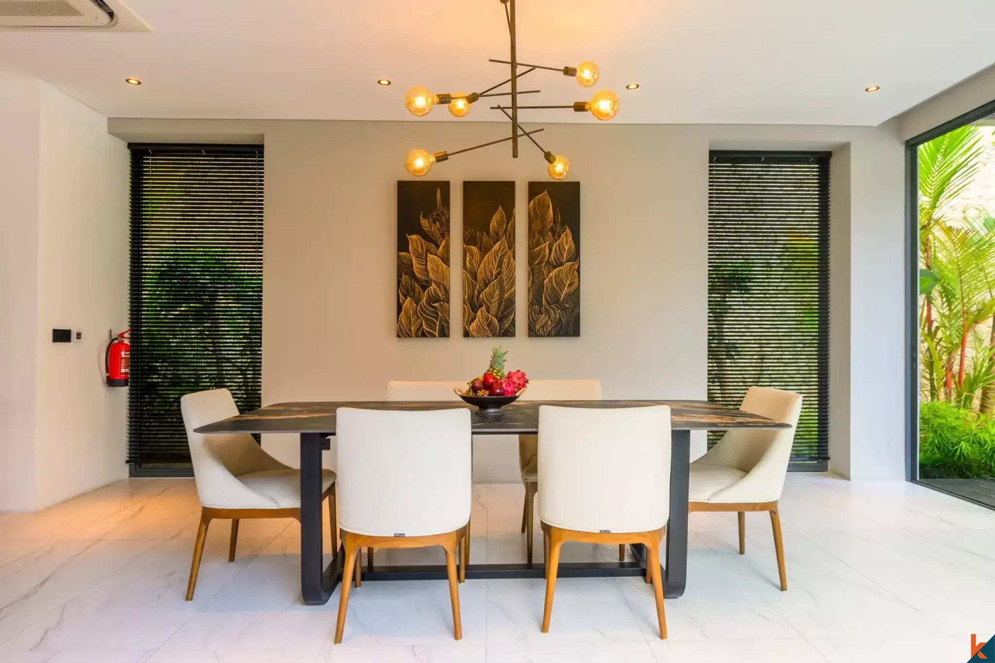 Vila mewah tiga kamar tidur berkualitas tinggi dengan pemandangan laut untuk dijual di Jimbaran