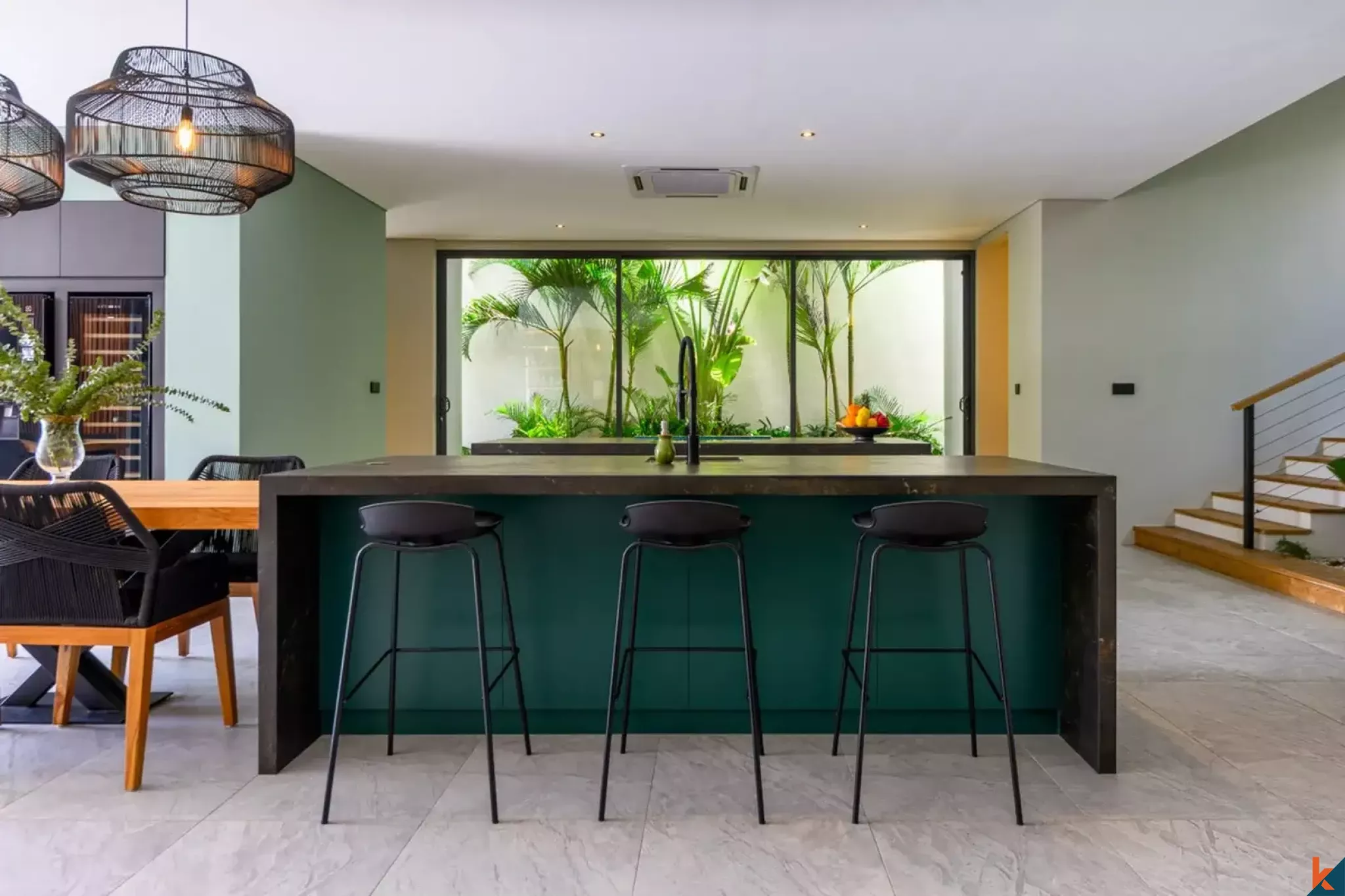 Perumahan hak milik empat kamar tidur berkualitas luar biasa yang menghadap Teluk Jimbaran