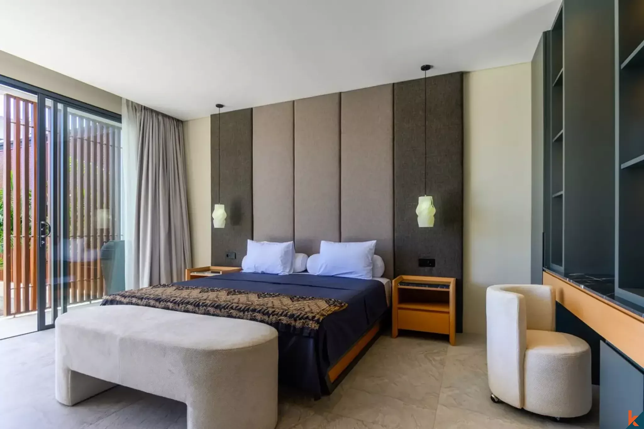 Perumahan hak milik empat kamar tidur berkualitas luar biasa yang menghadap Teluk Jimbaran