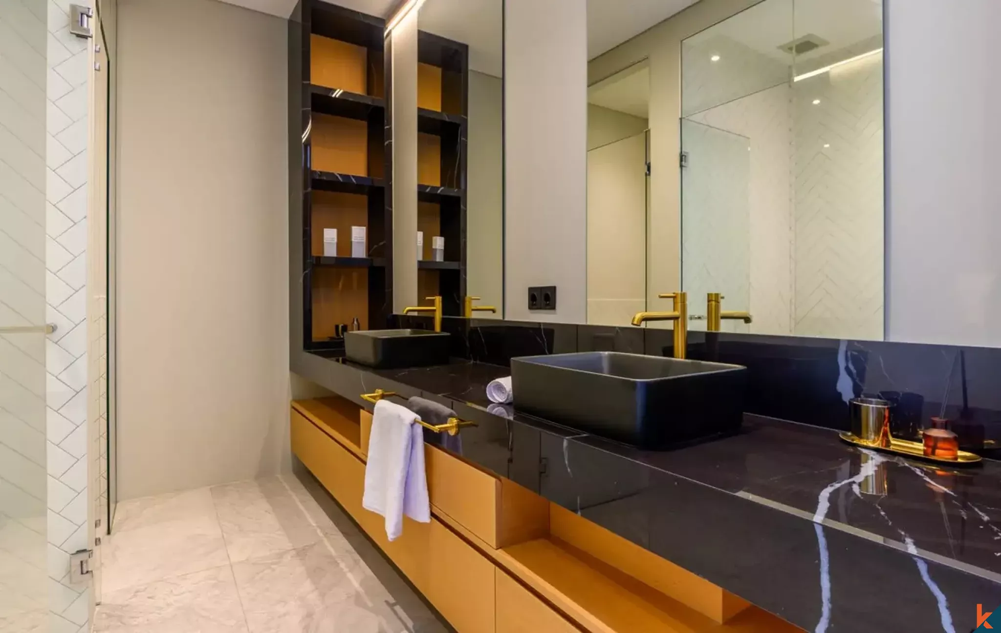 Perumahan hak milik empat kamar tidur berkualitas luar biasa yang menghadap Teluk Jimbaran