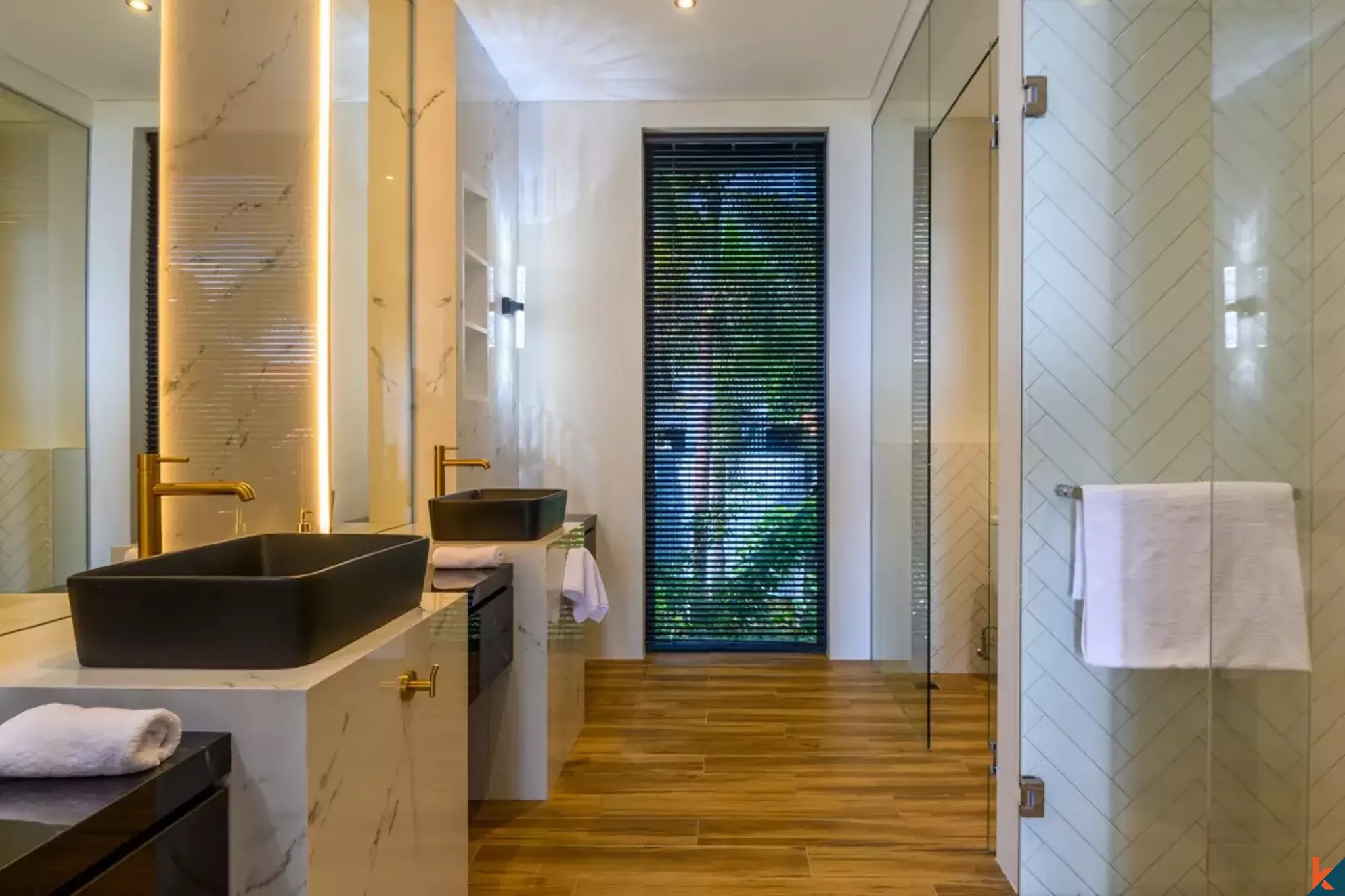 Perumahan hak milik empat kamar tidur berkualitas luar biasa yang menghadap Teluk Jimbaran