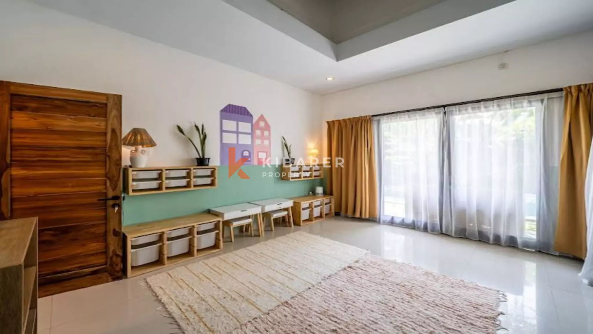 Vila Tiga Kamar Tidur Bergaya dengan Kolam Renang Pribadi dan Ruang Tamu Tertutup di Canggu