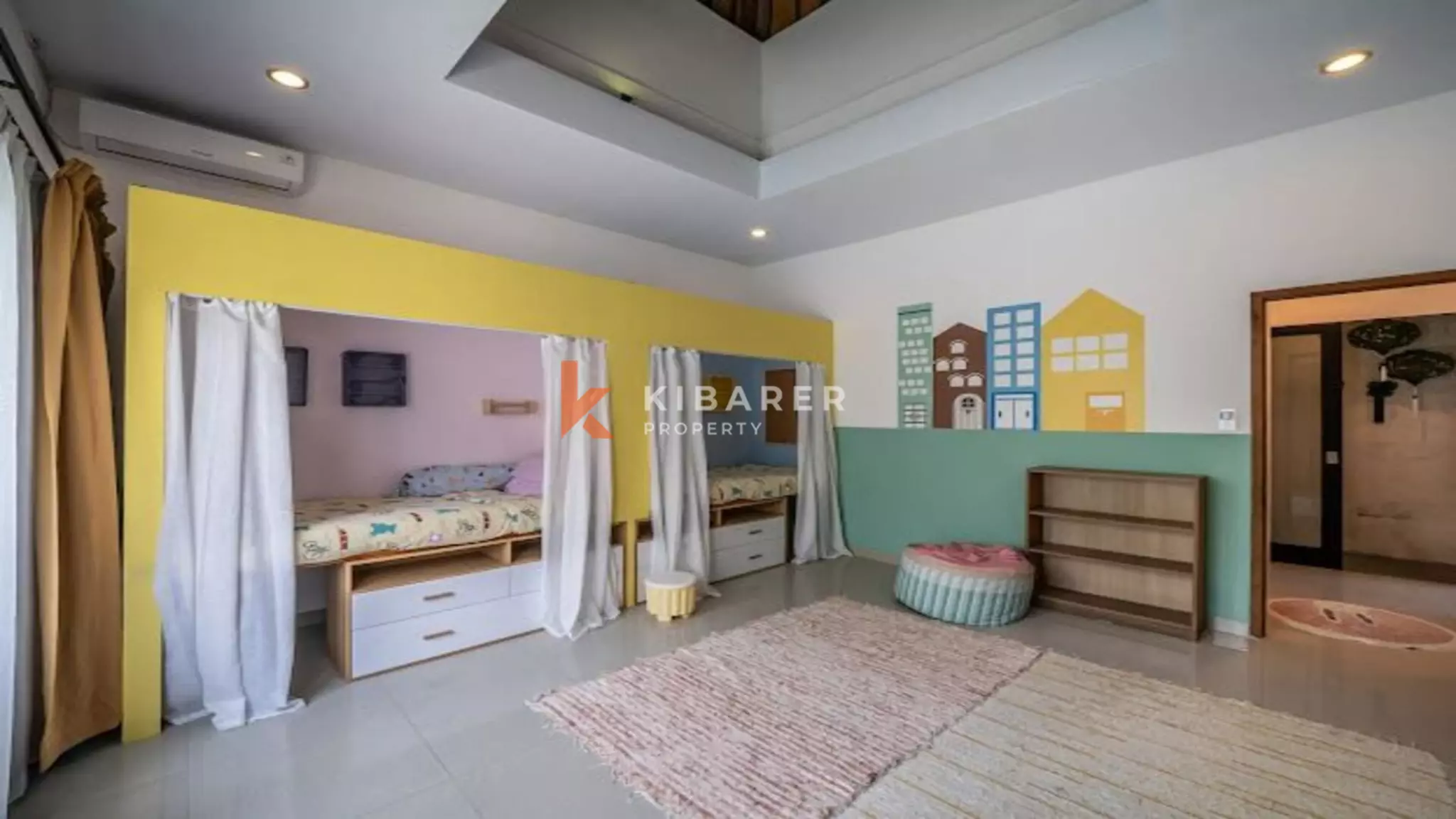 Vila Tiga Kamar Tidur Bergaya dengan Kolam Renang Pribadi dan Ruang Tamu Tertutup di Canggu