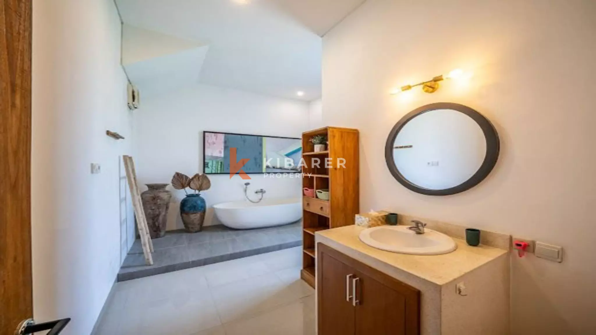 Vila Tiga Kamar Tidur Bergaya dengan Kolam Renang Pribadi dan Ruang Tamu Tertutup di Canggu