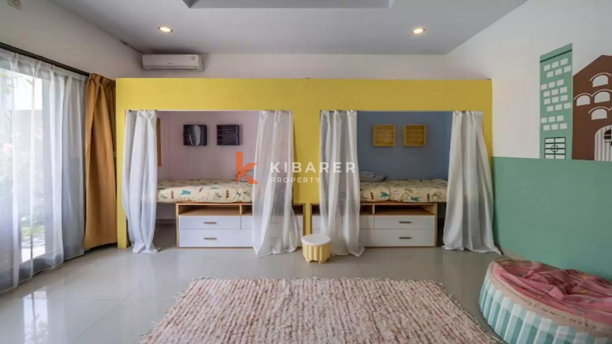 Vila Tiga Kamar Tidur Bergaya dengan Kolam Renang Pribadi dan Ruang Tamu Tertutup di Canggu