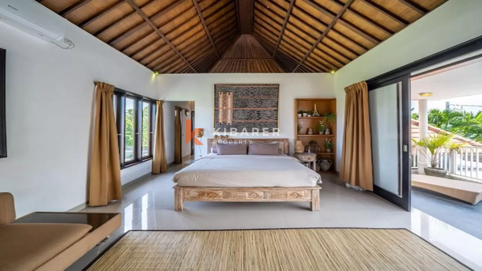 Vila Tiga Kamar Tidur Bergaya dengan Kolam Renang Pribadi dan Ruang Tamu Tertutup di Canggu