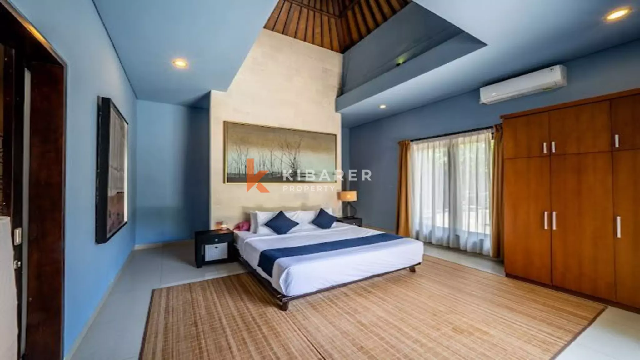 Vila Tiga Kamar Tidur Bergaya dengan Kolam Renang Pribadi dan Ruang Tamu Tertutup di Canggu