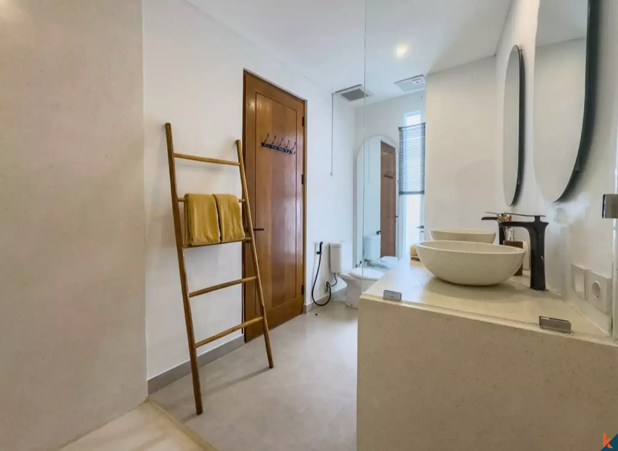 Villa Sewa Tiga Kamar Tidur Bergaya dengan Bar Atap di Tumbak Bayuh