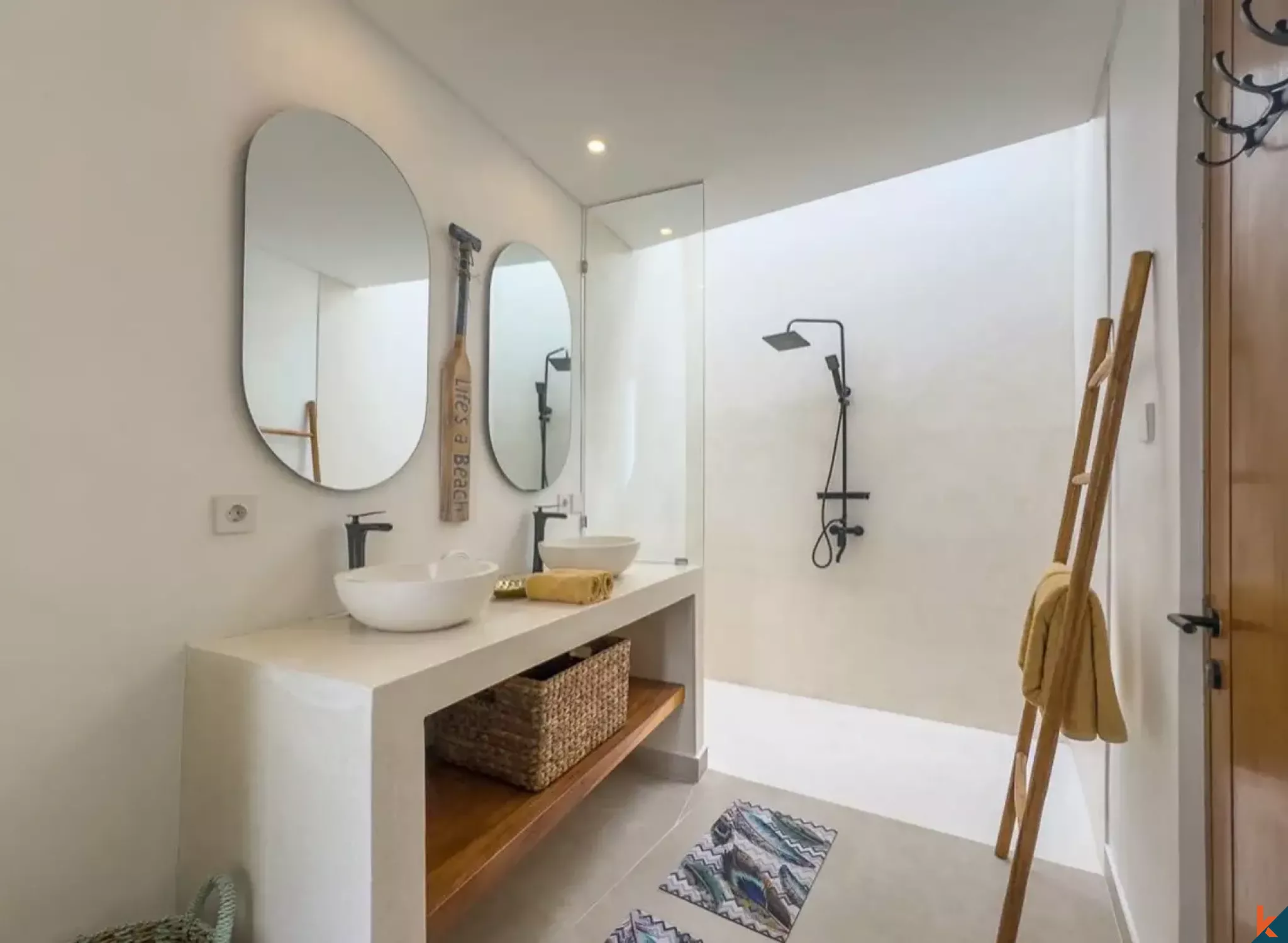 Villa Sewa Tiga Kamar Tidur Bergaya dengan Bar Atap di Tumbak Bayuh