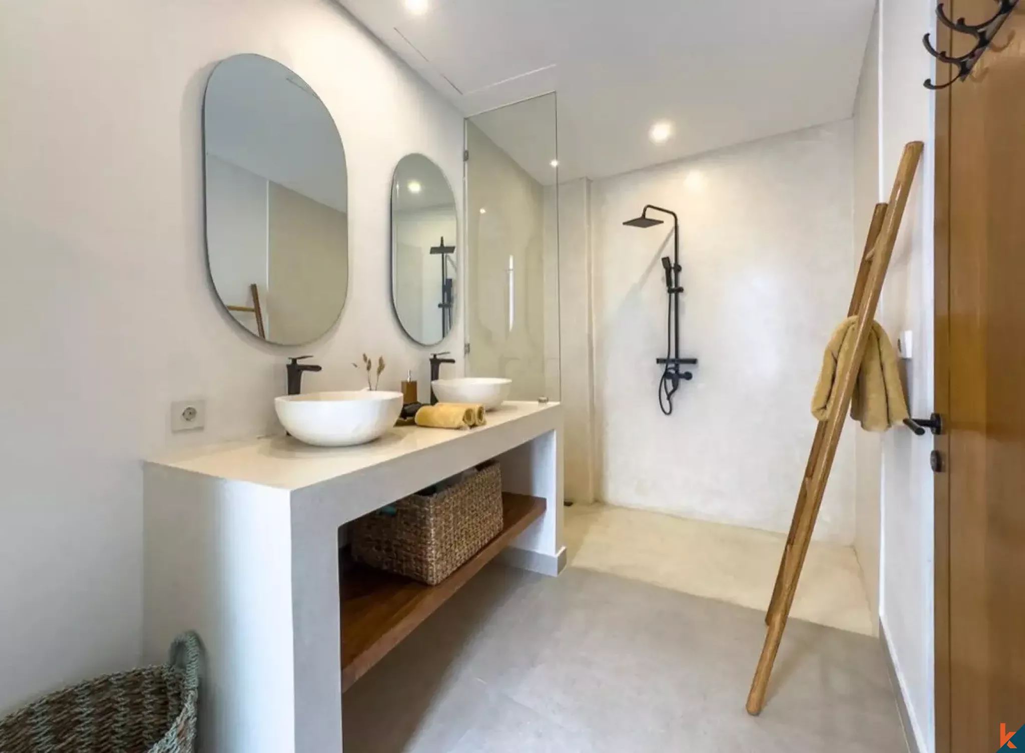 Villa Sewa Tiga Kamar Tidur Bergaya dengan Bar Atap di Tumbak Bayuh