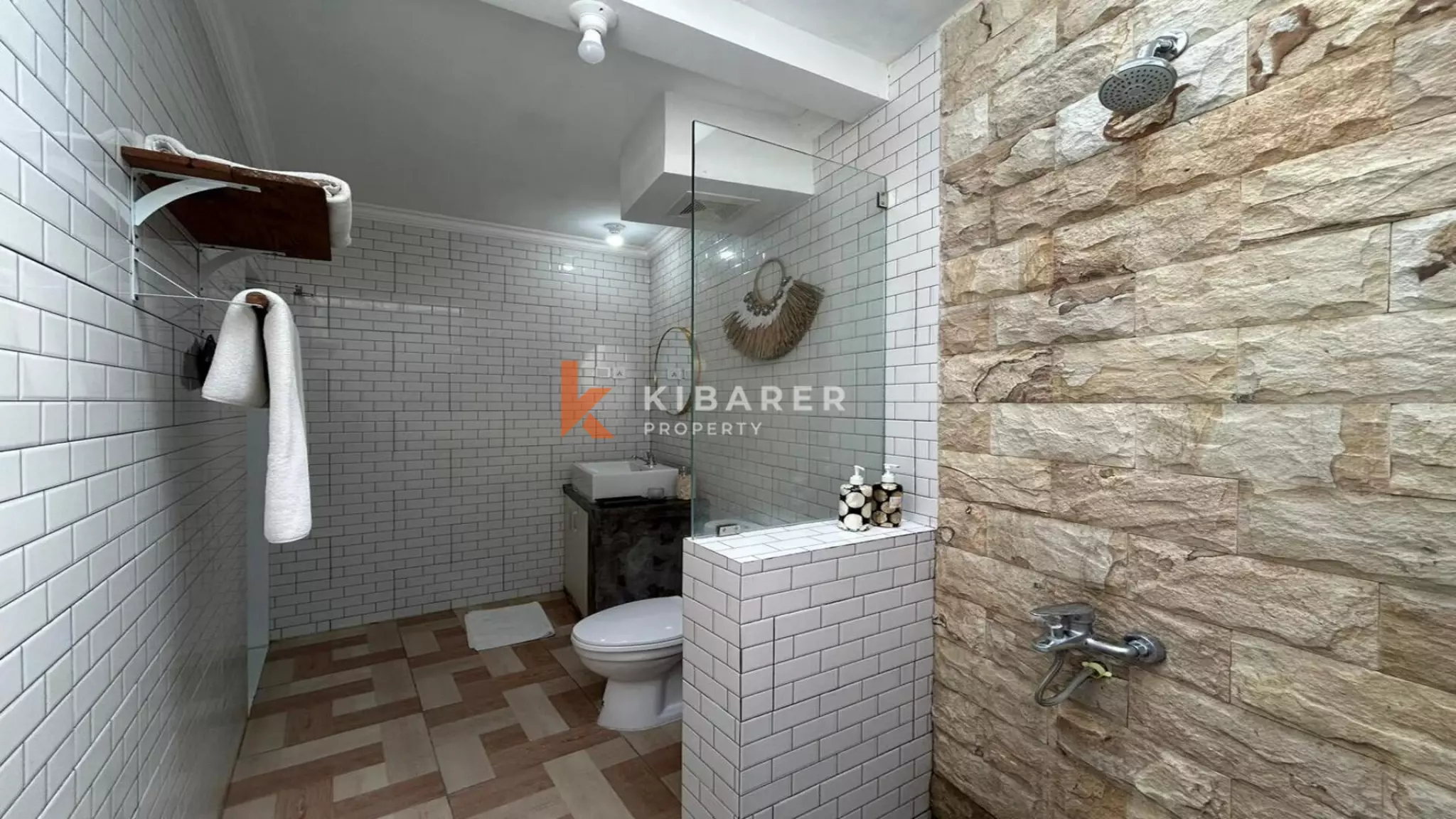 Vila Dua Kamar Tidur Tertutup yang Menawan dengan Kolam Renang di Pusat Berawa