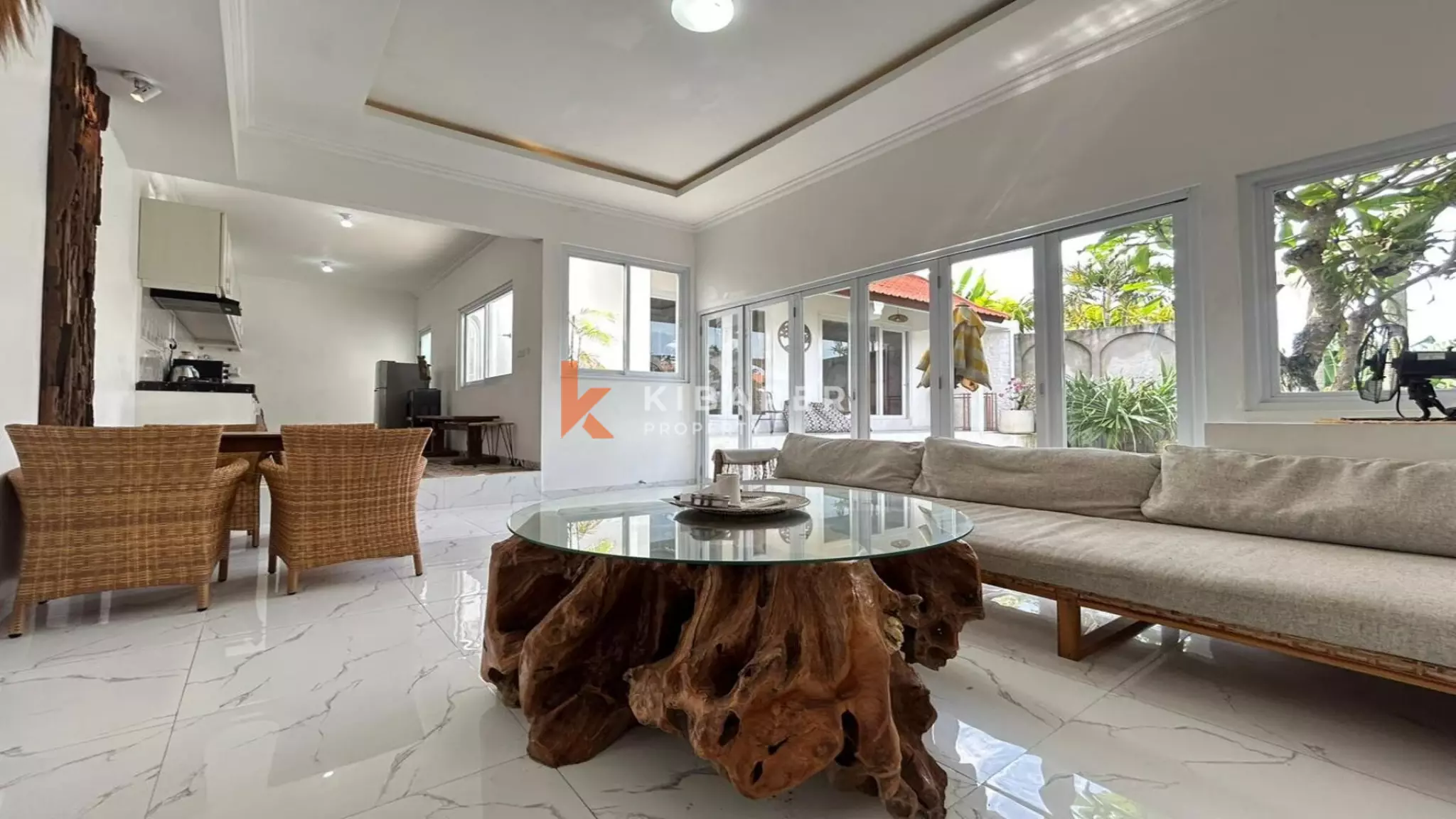 Vila Dua Kamar Tidur Tertutup yang Menawan dengan Kolam Renang di Pusat Berawa