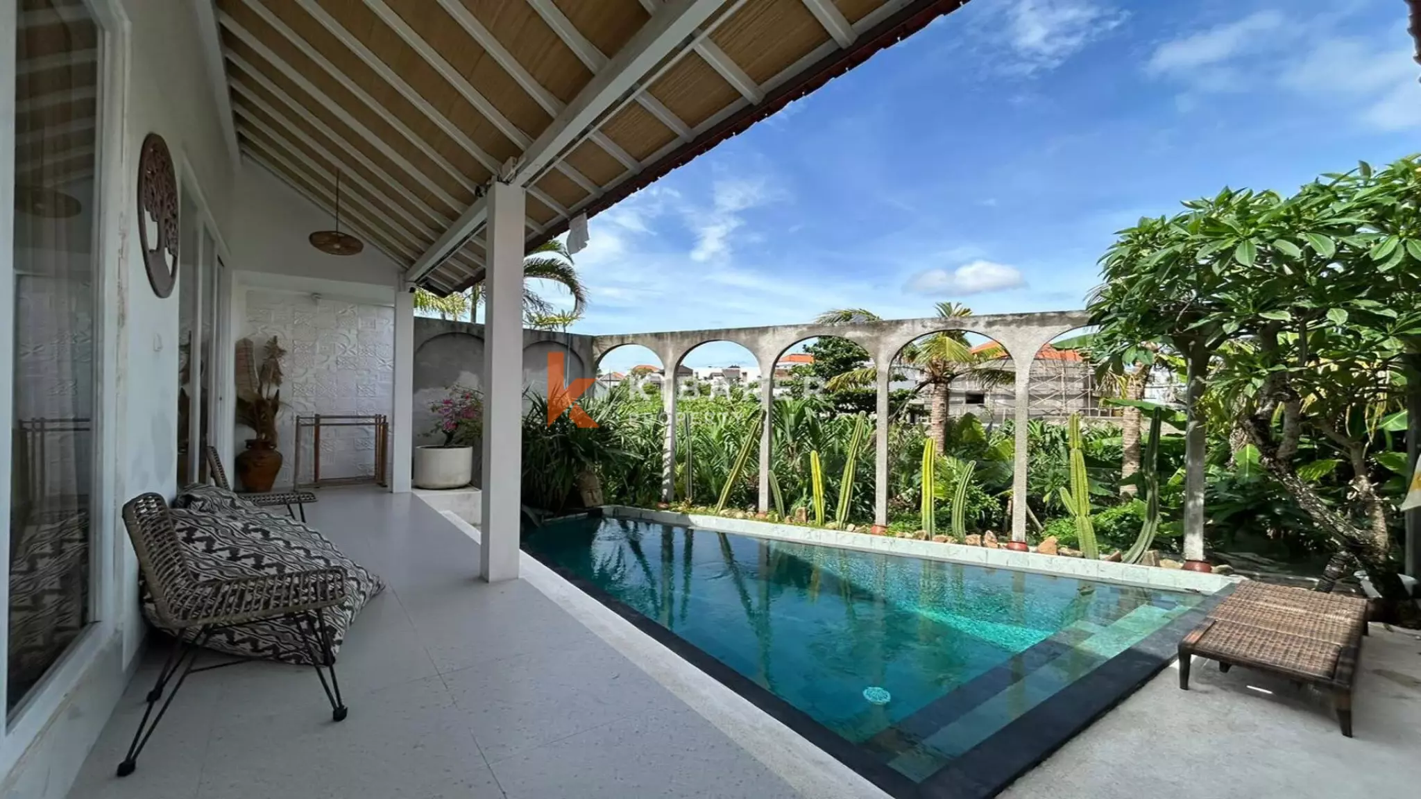 Vila Dua Kamar Tidur Tertutup yang Menawan dengan Kolam Renang di Pusat Berawa