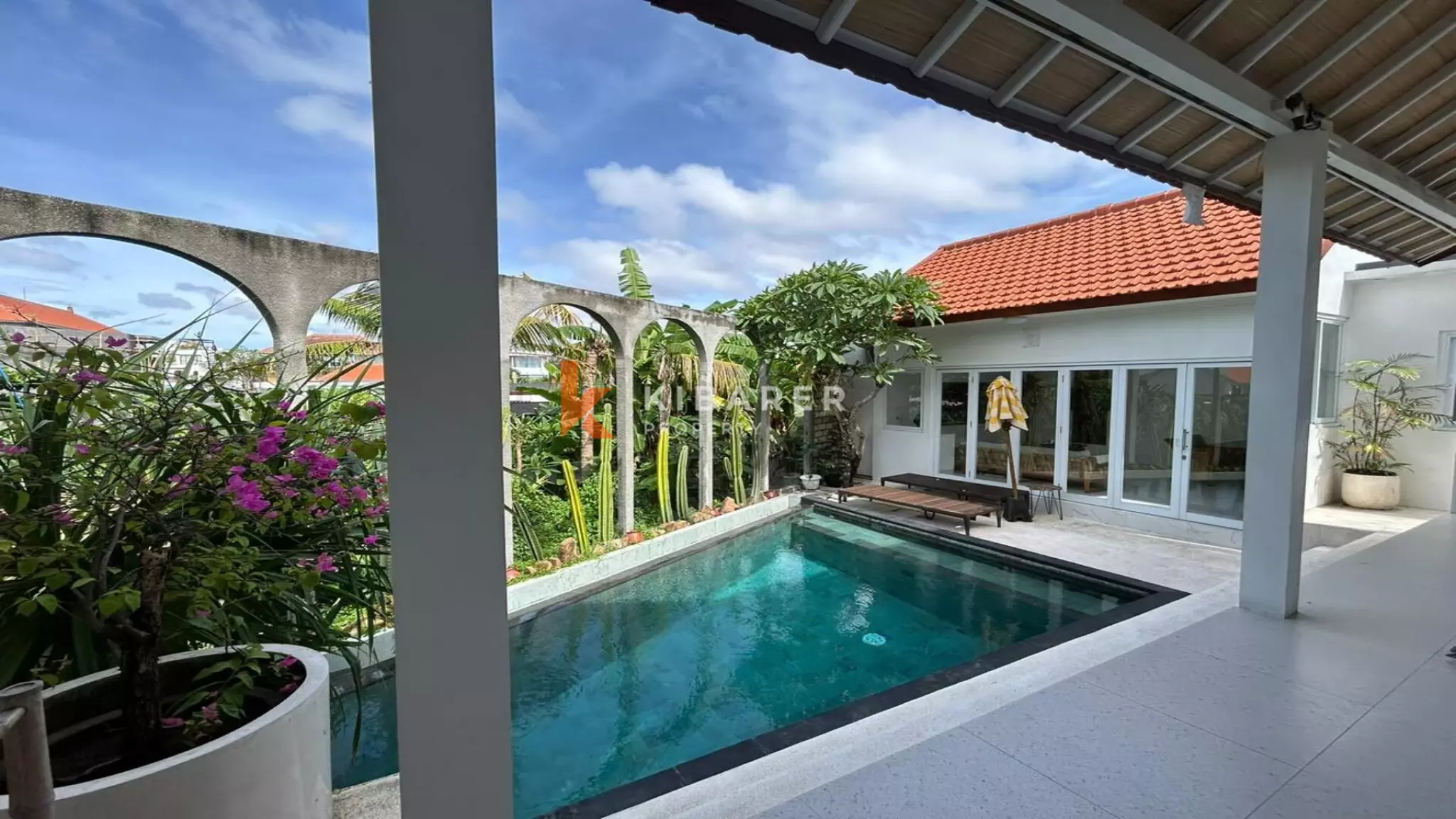 Vila Dua Kamar Tidur Tertutup yang Menawan dengan Kolam Renang di Pusat Berawa