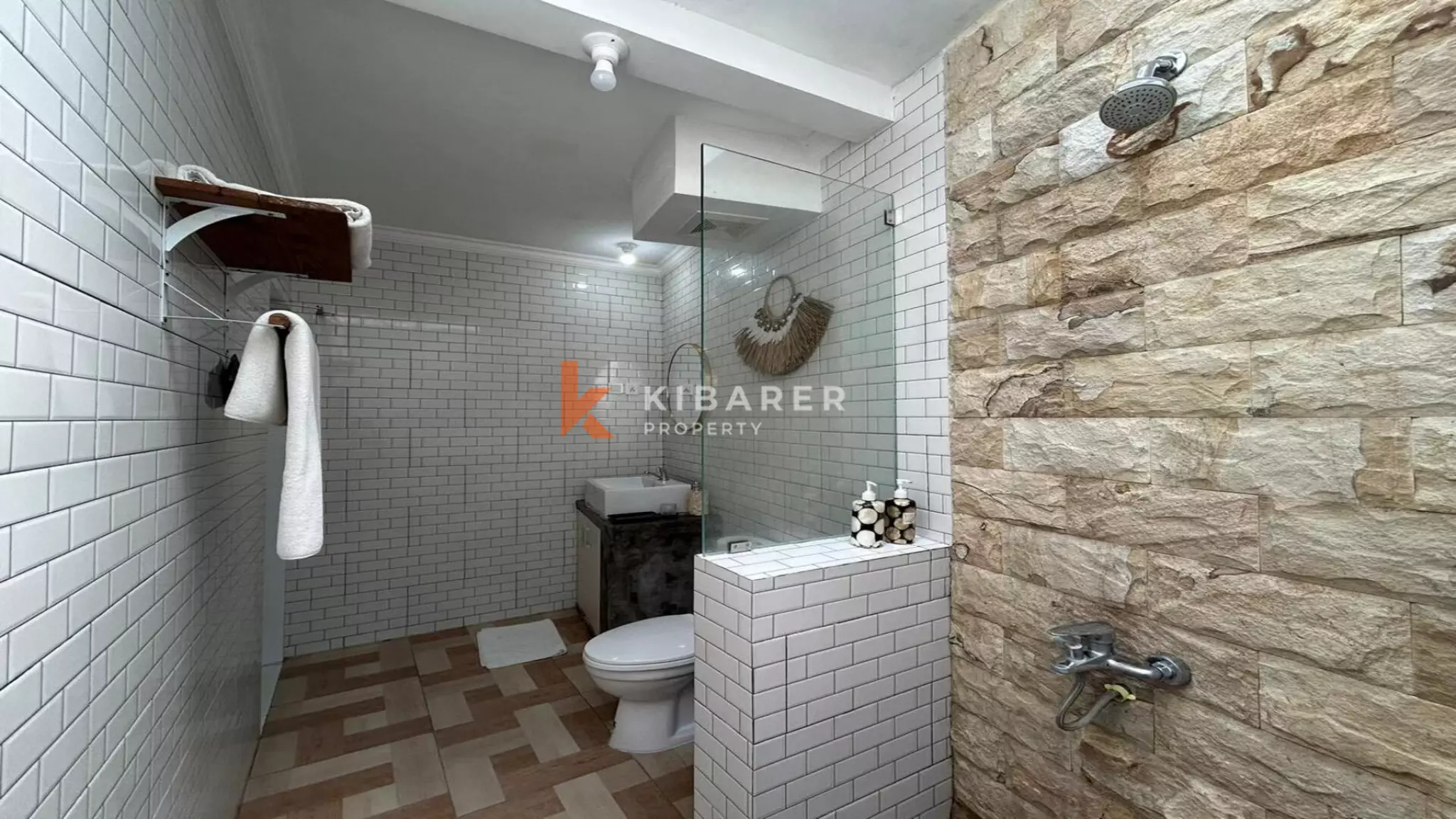 Vila Dua Kamar Tidur Tertutup yang Menawan dengan Kolam Renang di Pusat Berawa