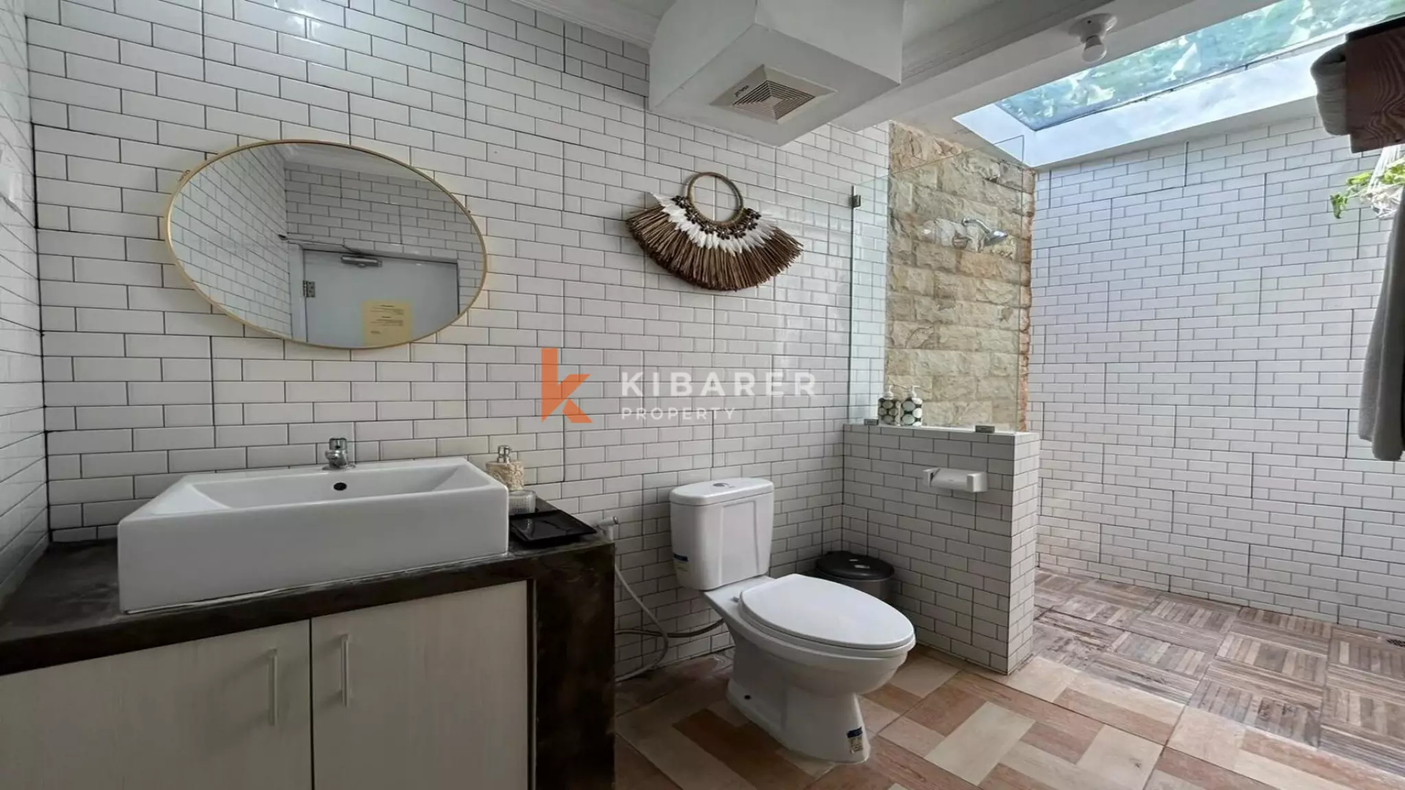 Vila Dua Kamar Tidur Tertutup yang Menawan dengan Kolam Renang di Pusat Berawa