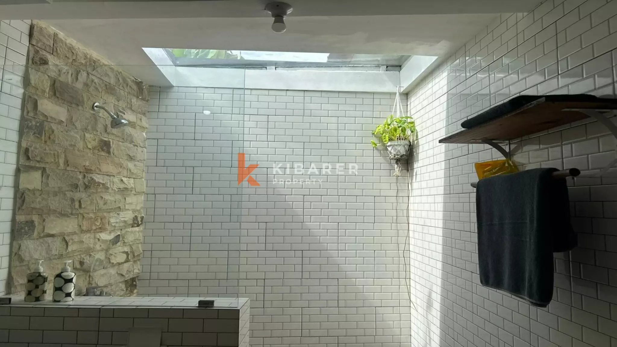 Vila Dua Kamar Tidur Tertutup yang Menawan dengan Kolam Renang di Pusat Berawa