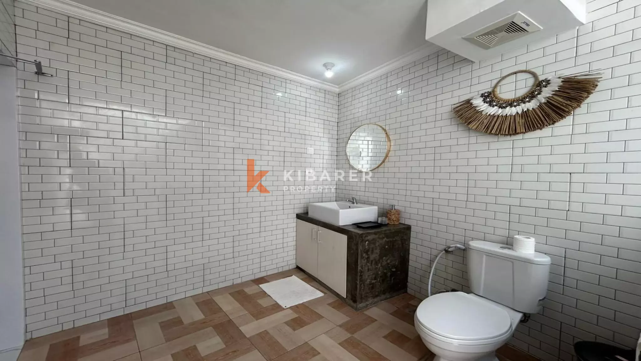 Vila Dua Kamar Tidur Tertutup yang Menawan dengan Kolam Renang di Pusat Berawa