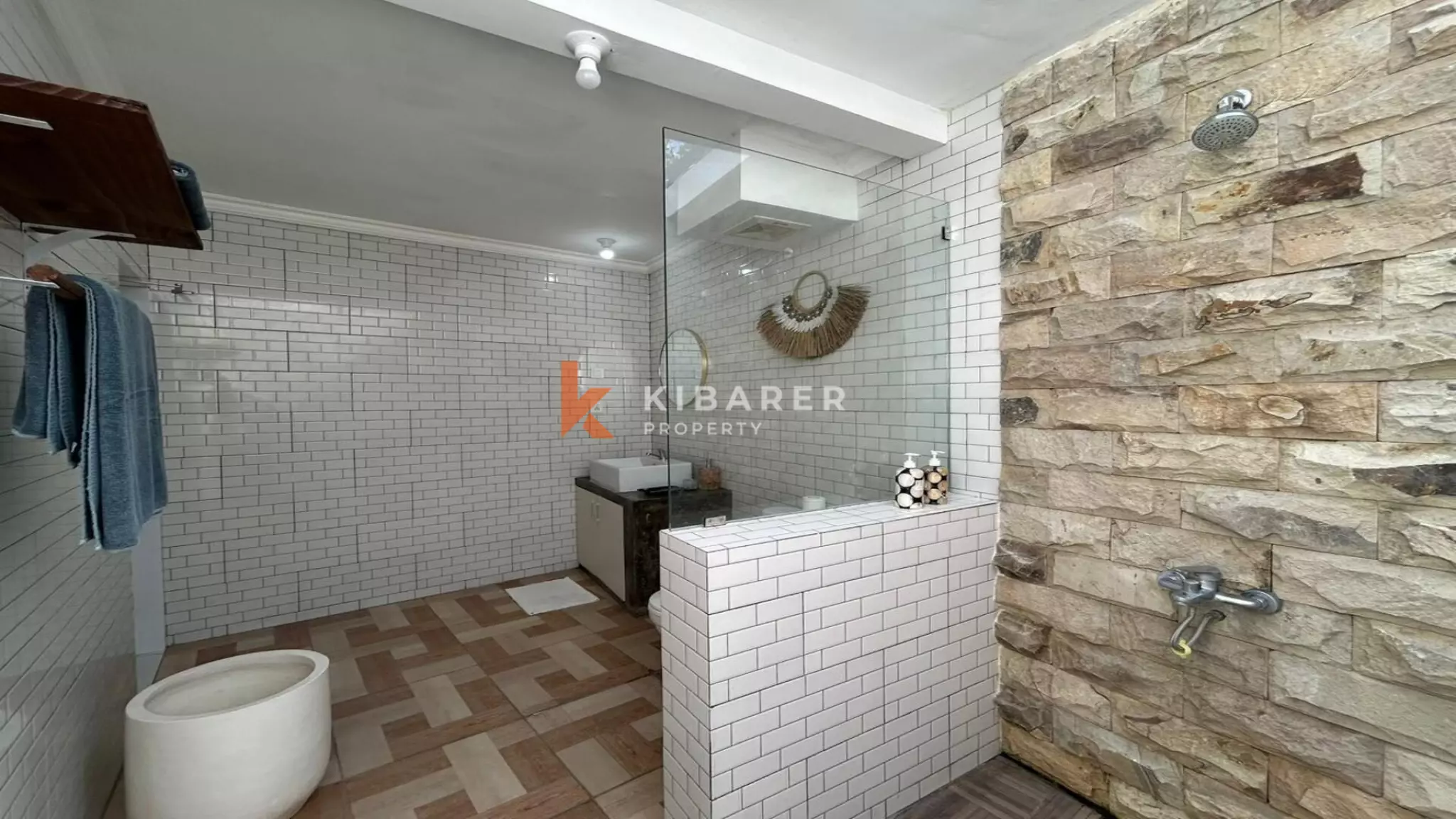 Vila Dua Kamar Tidur Tertutup yang Menawan dengan Kolam Renang di Pusat Berawa