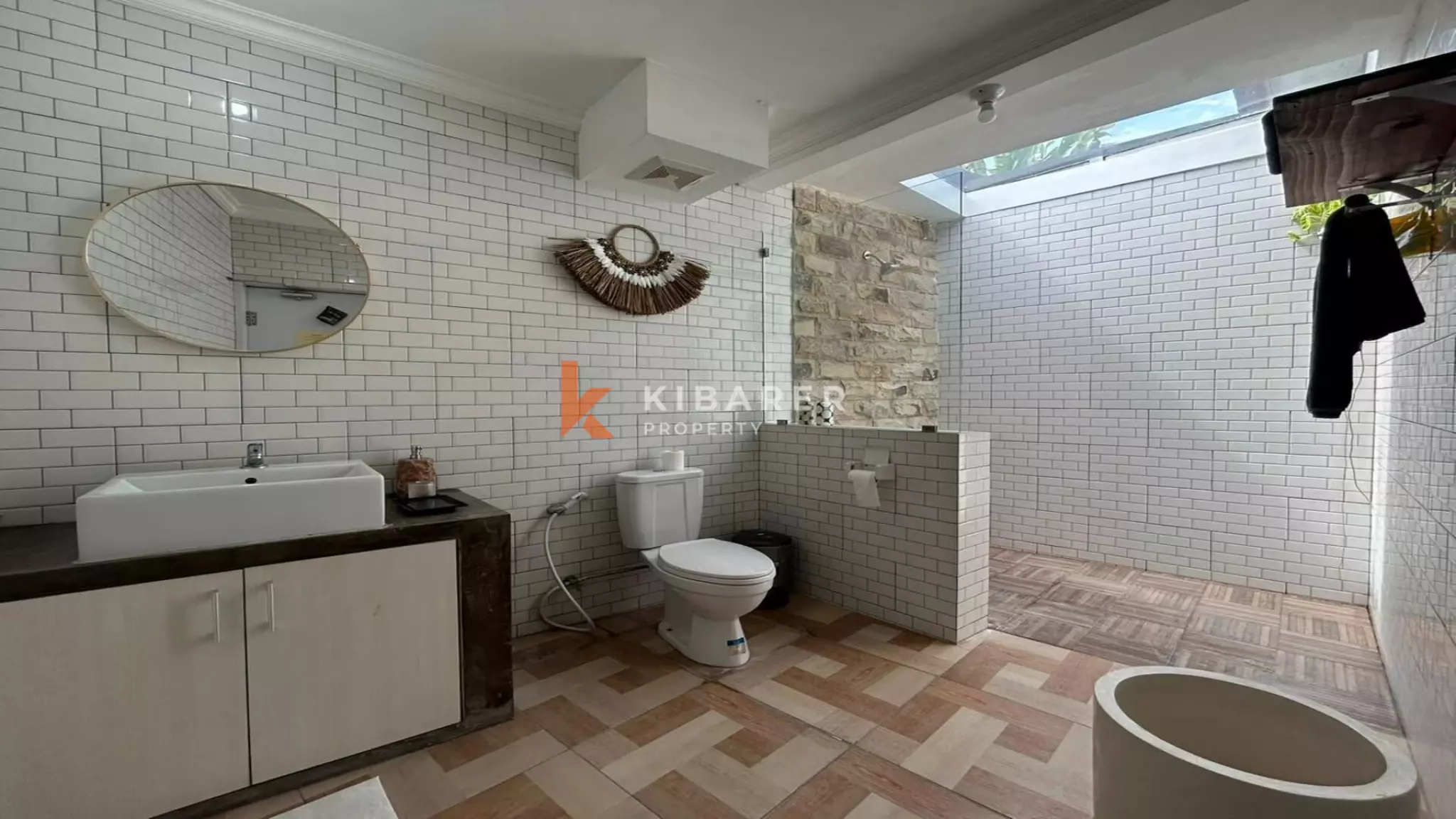 Vila Dua Kamar Tidur Tertutup yang Menawan dengan Kolam Renang di Pusat Berawa