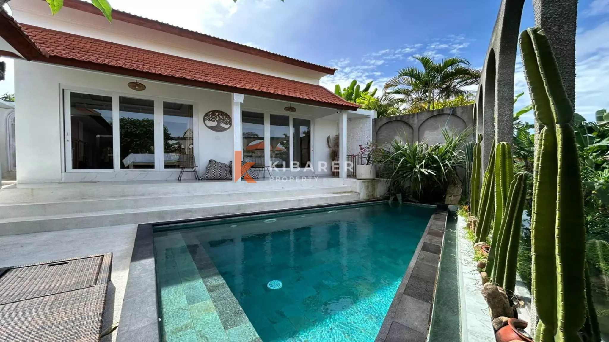 Vila Dua Kamar Tidur Tertutup yang Menawan dengan Kolam Renang di Pusat Berawa