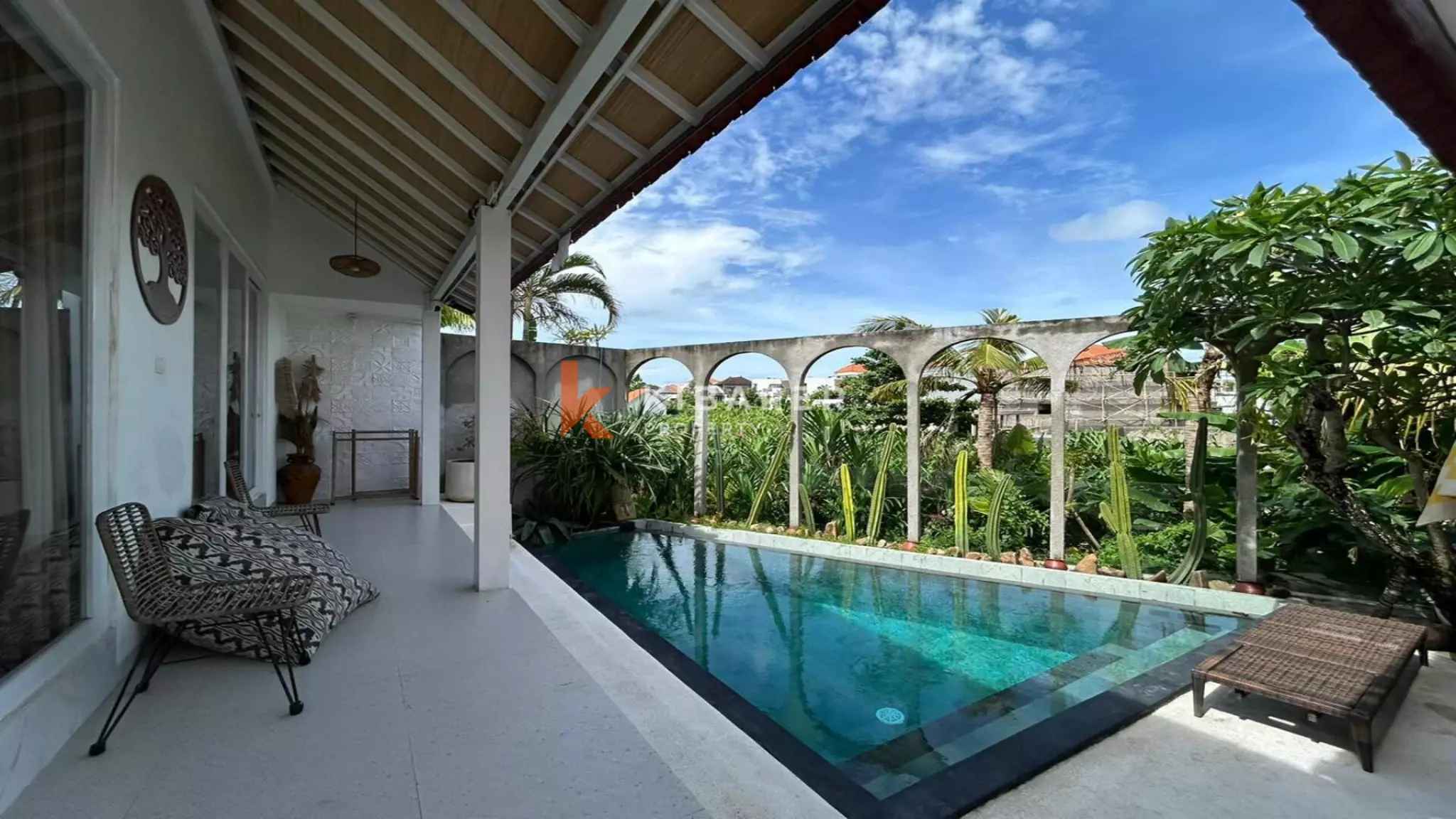 Vila Dua Kamar Tidur Tertutup yang Menawan dengan Kolam Renang di Pusat Berawa