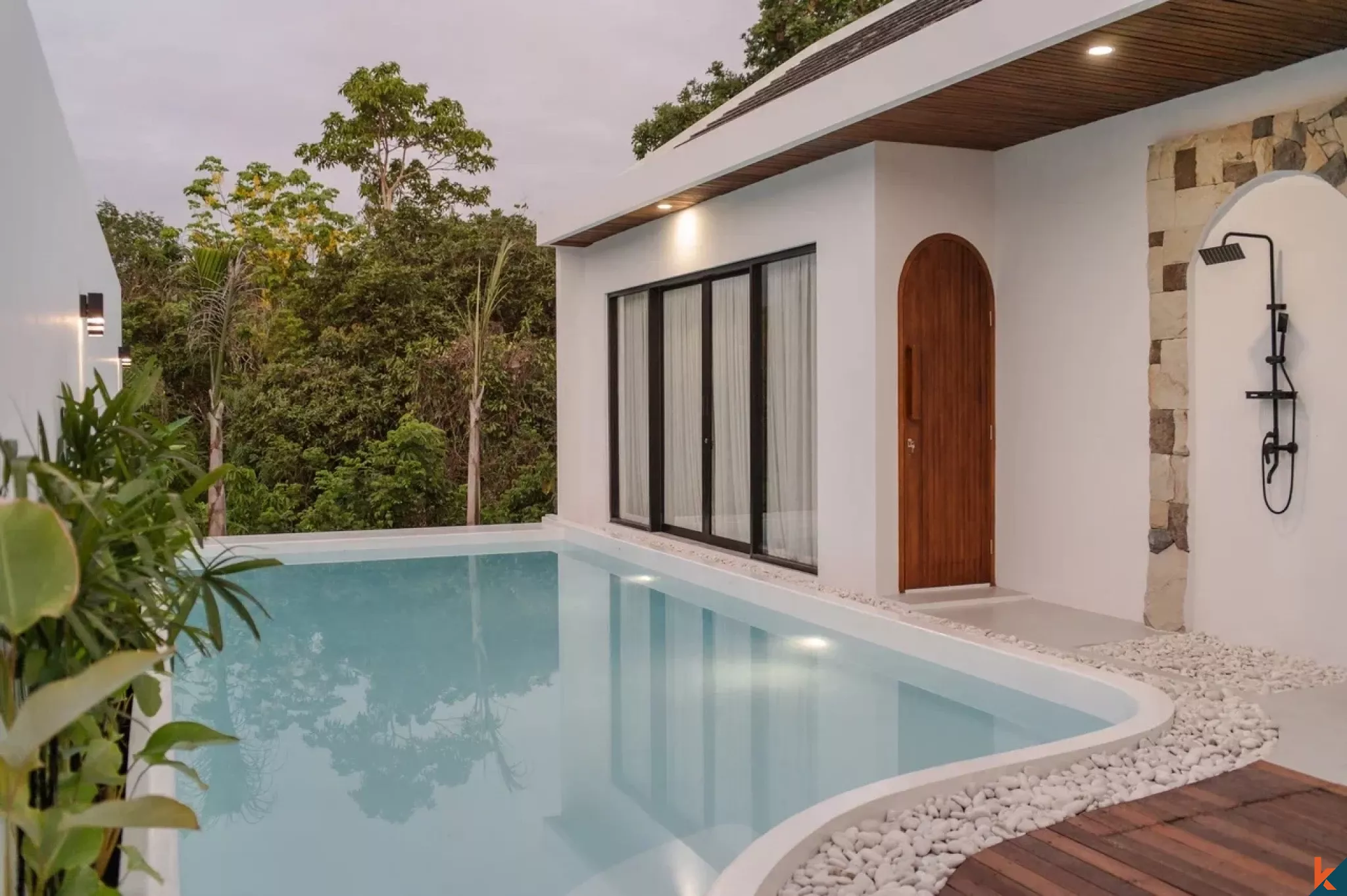 Vila sewa dua kamar tidur baru dengan pemandangan hijau di kawasan Uluwatu yang trendi