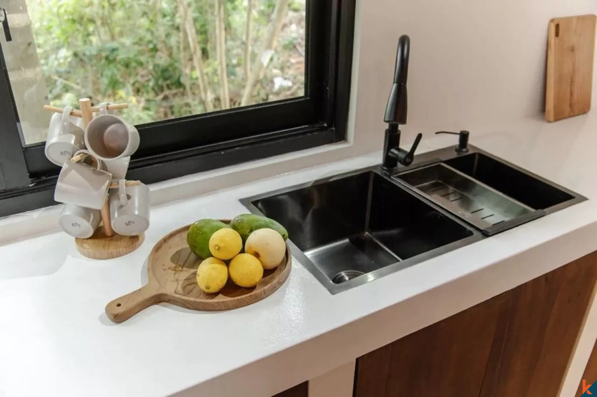 Vila sewa dua kamar tidur baru dengan pemandangan hijau di kawasan Uluwatu yang trendi