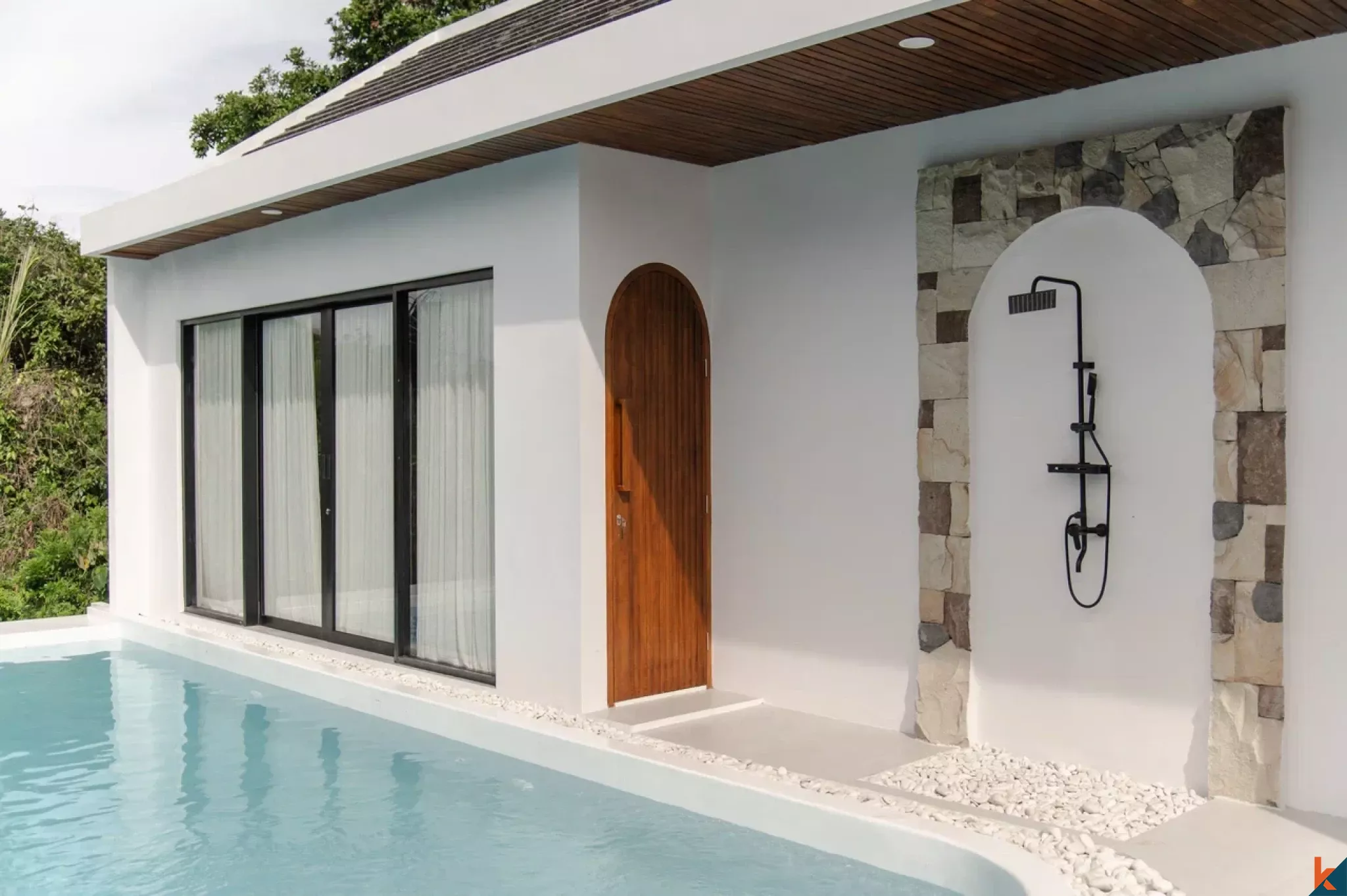 Vila sewa dua kamar tidur baru dengan pemandangan hijau di kawasan Uluwatu yang trendi