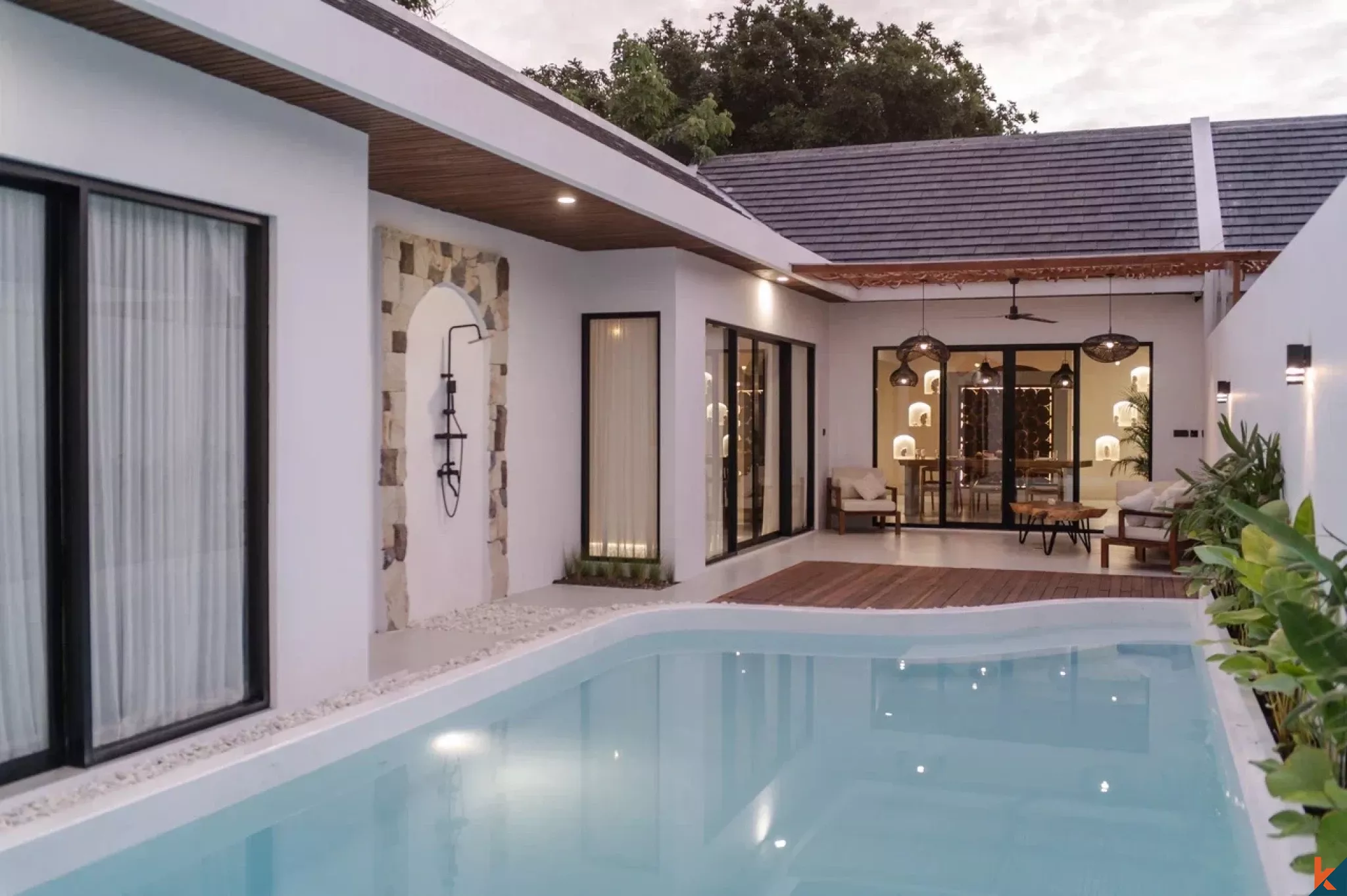 Vila sewa dua kamar tidur baru dengan pemandangan hijau di kawasan Uluwatu yang trendi