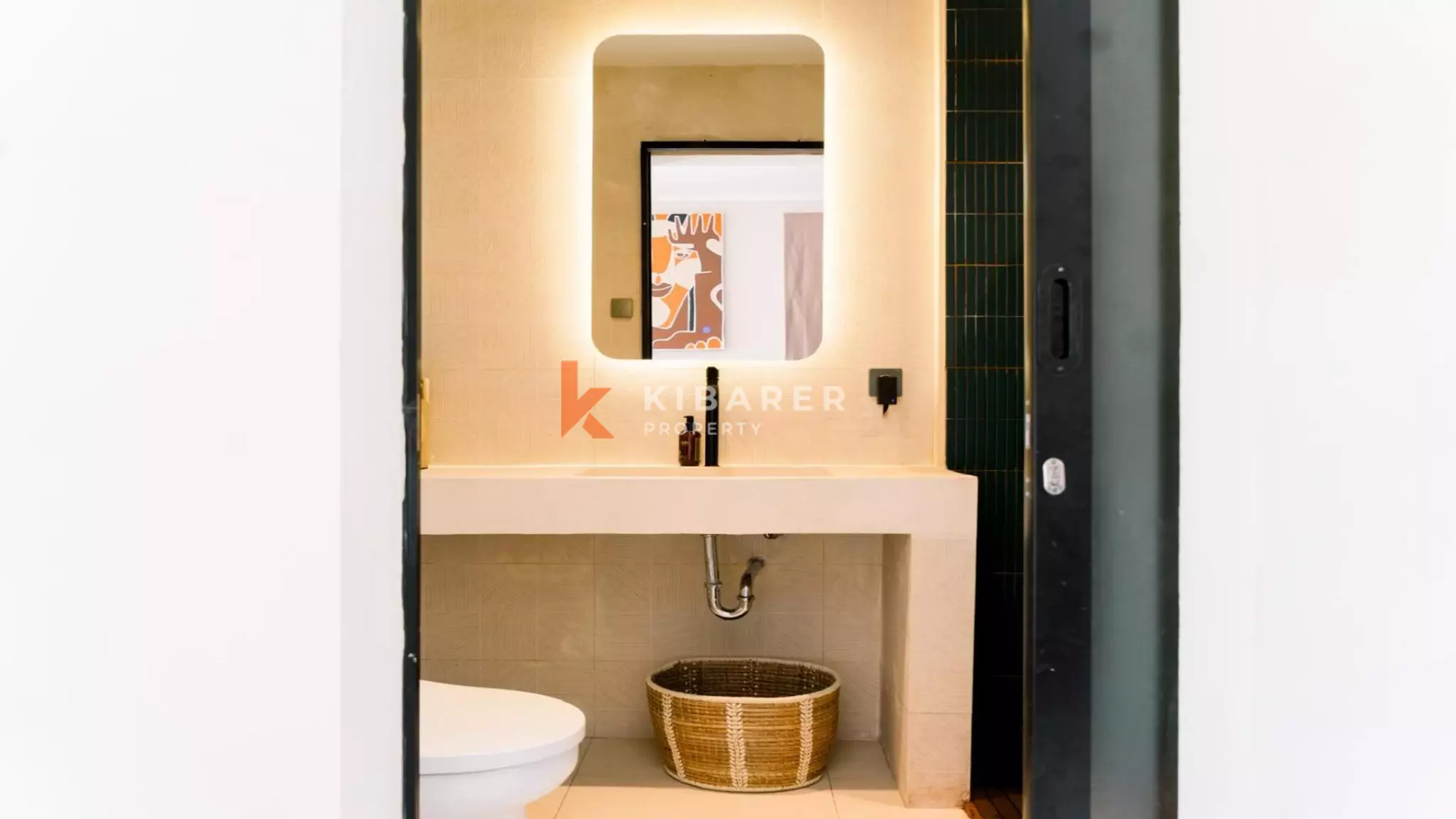 Vila Empat Kamar Tidur Menawan dengan Kolam Renang di Berawa