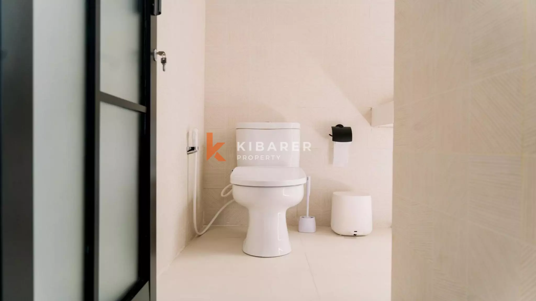 Vila Empat Kamar Tidur Menawan dengan Kolam Renang di Berawa