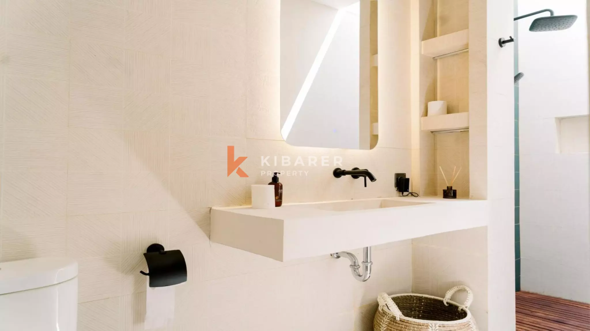 Vila Empat Kamar Tidur Menawan dengan Kolam Renang di Berawa