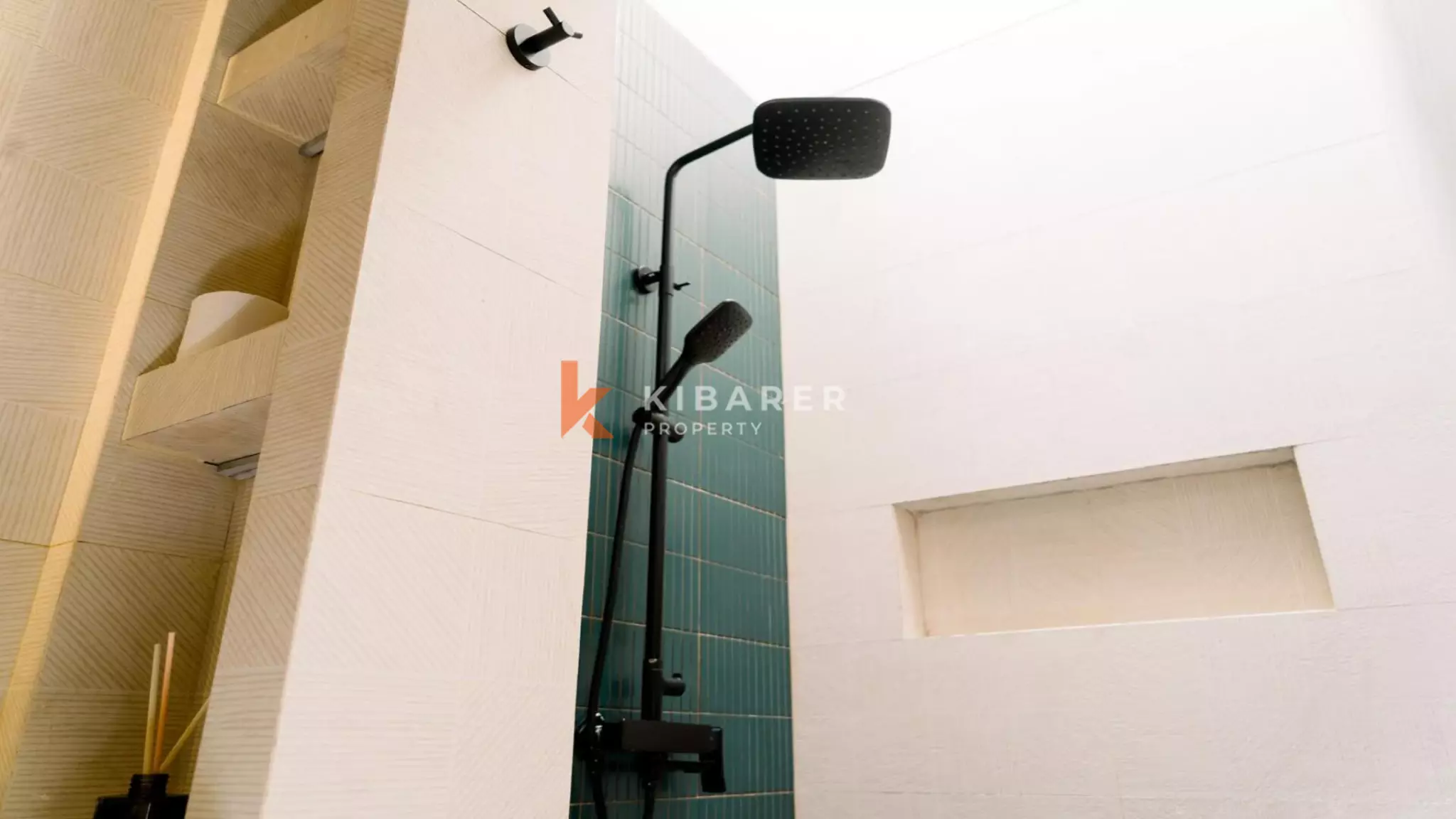 Vila Empat Kamar Tidur Menawan dengan Kolam Renang di Berawa