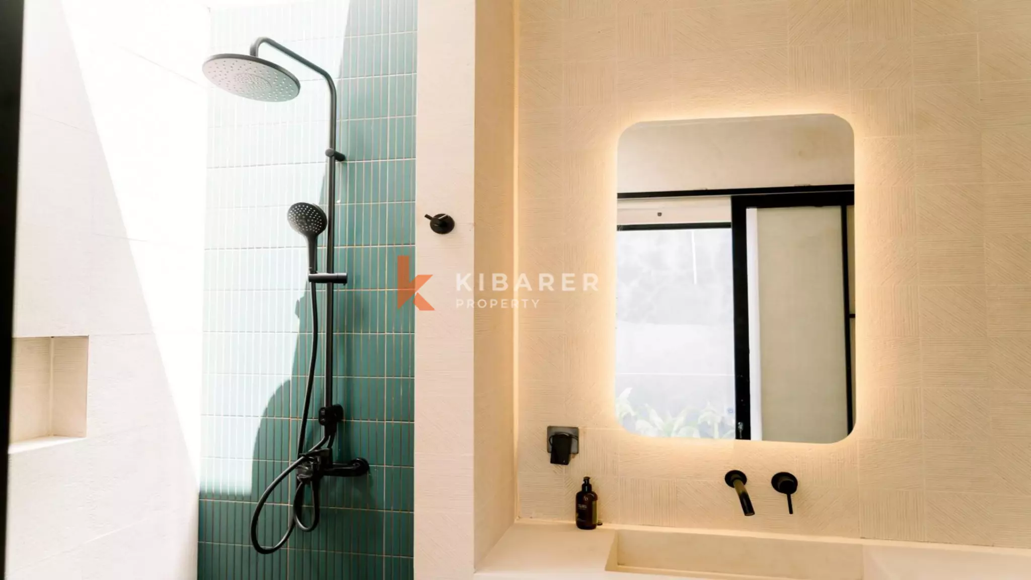 Vila Empat Kamar Tidur Menawan dengan Kolam Renang di Berawa