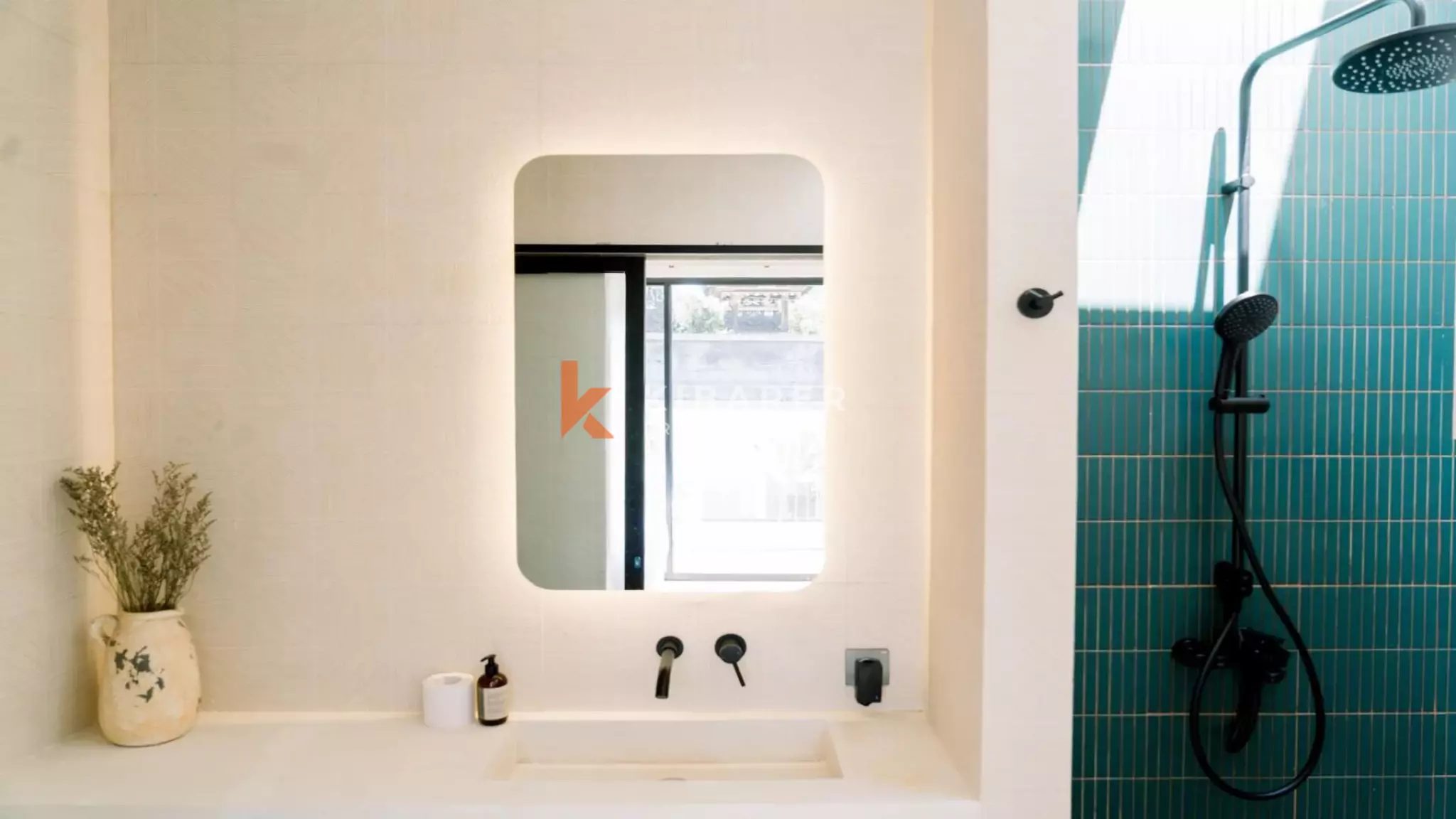 Vila Empat Kamar Tidur Menawan dengan Kolam Renang di Berawa