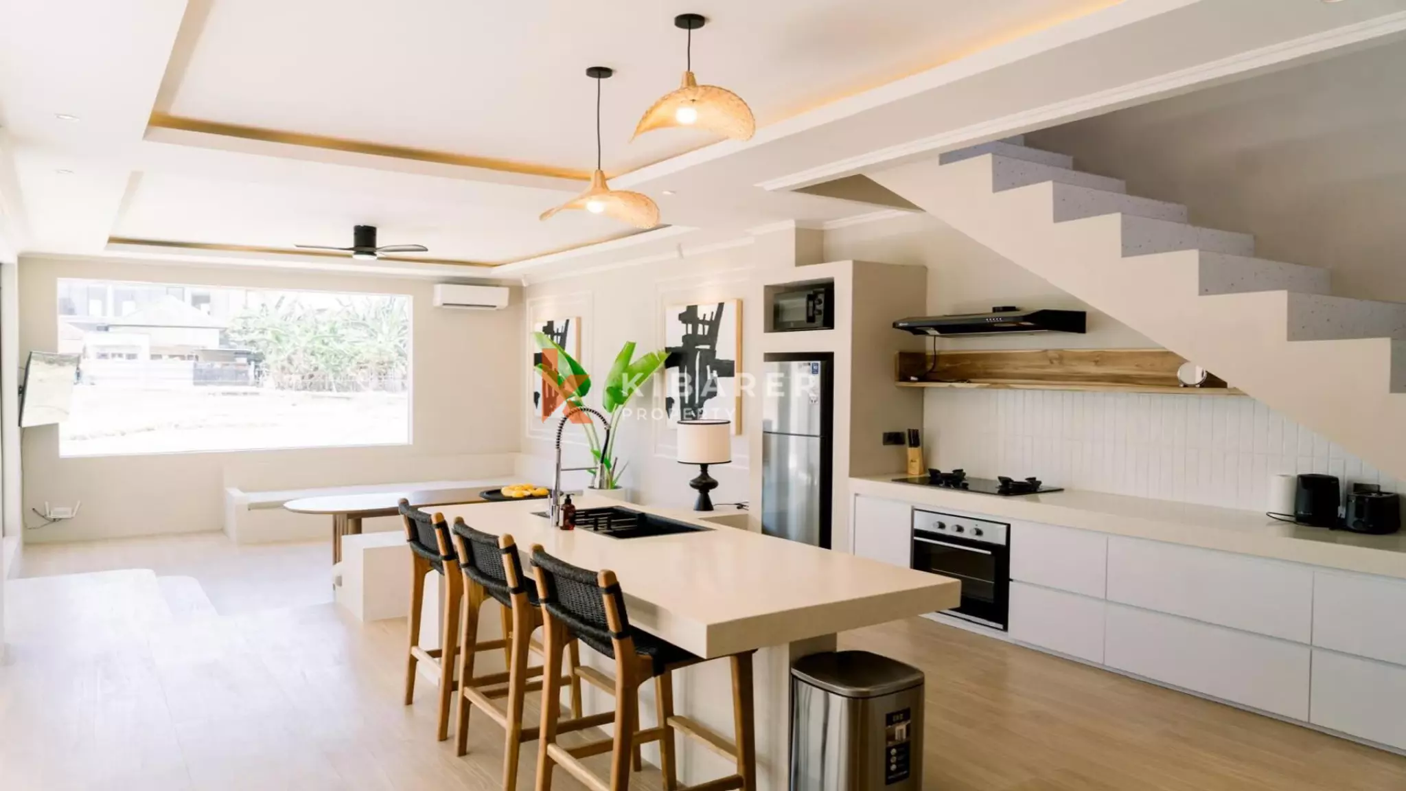 Vila Empat Kamar Tidur Menawan dengan Kolam Renang di Berawa