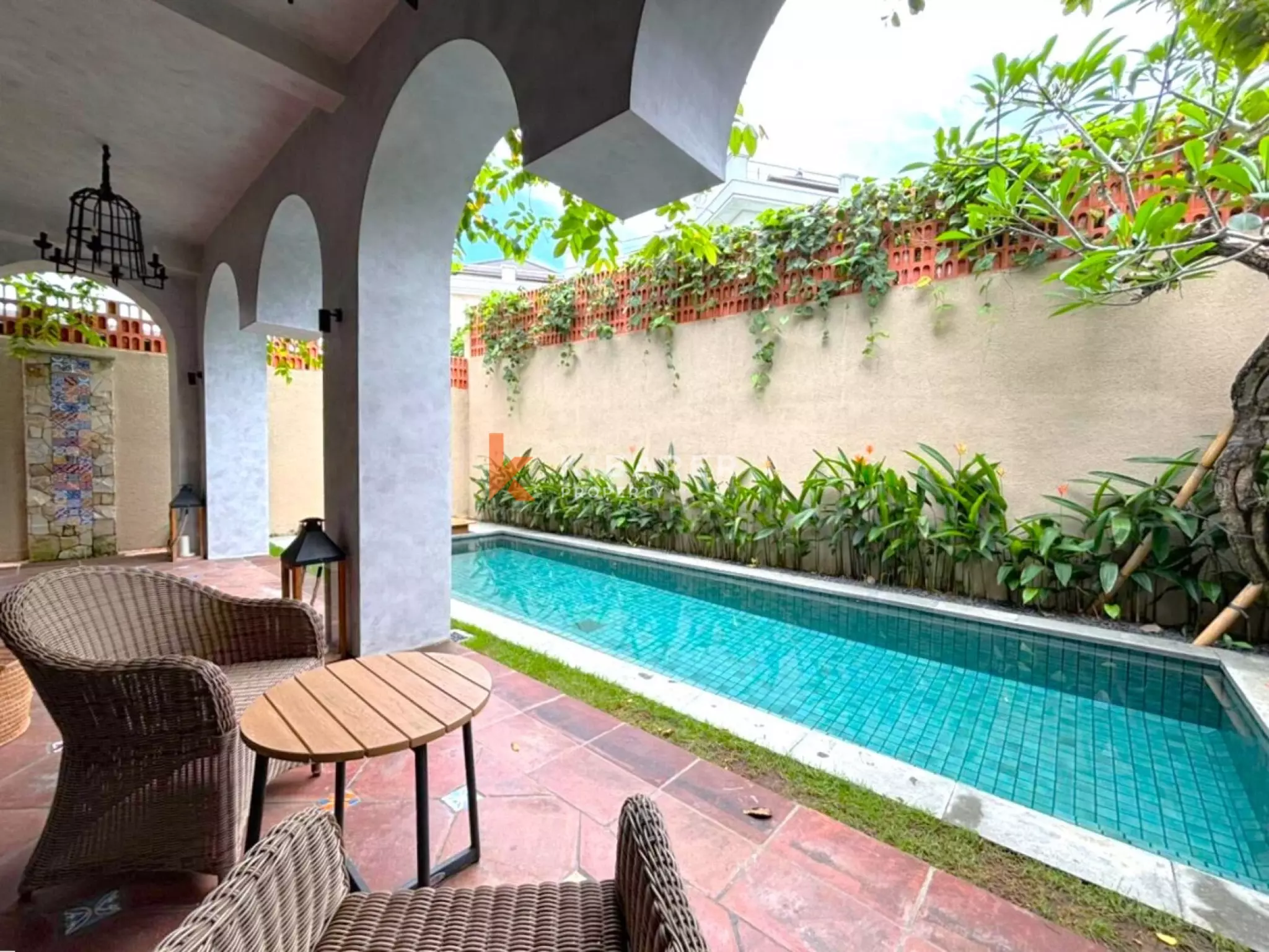 Vila Mewah Empat Kamar Tidur Tertutup dengan Pesona Modern di Seminyak