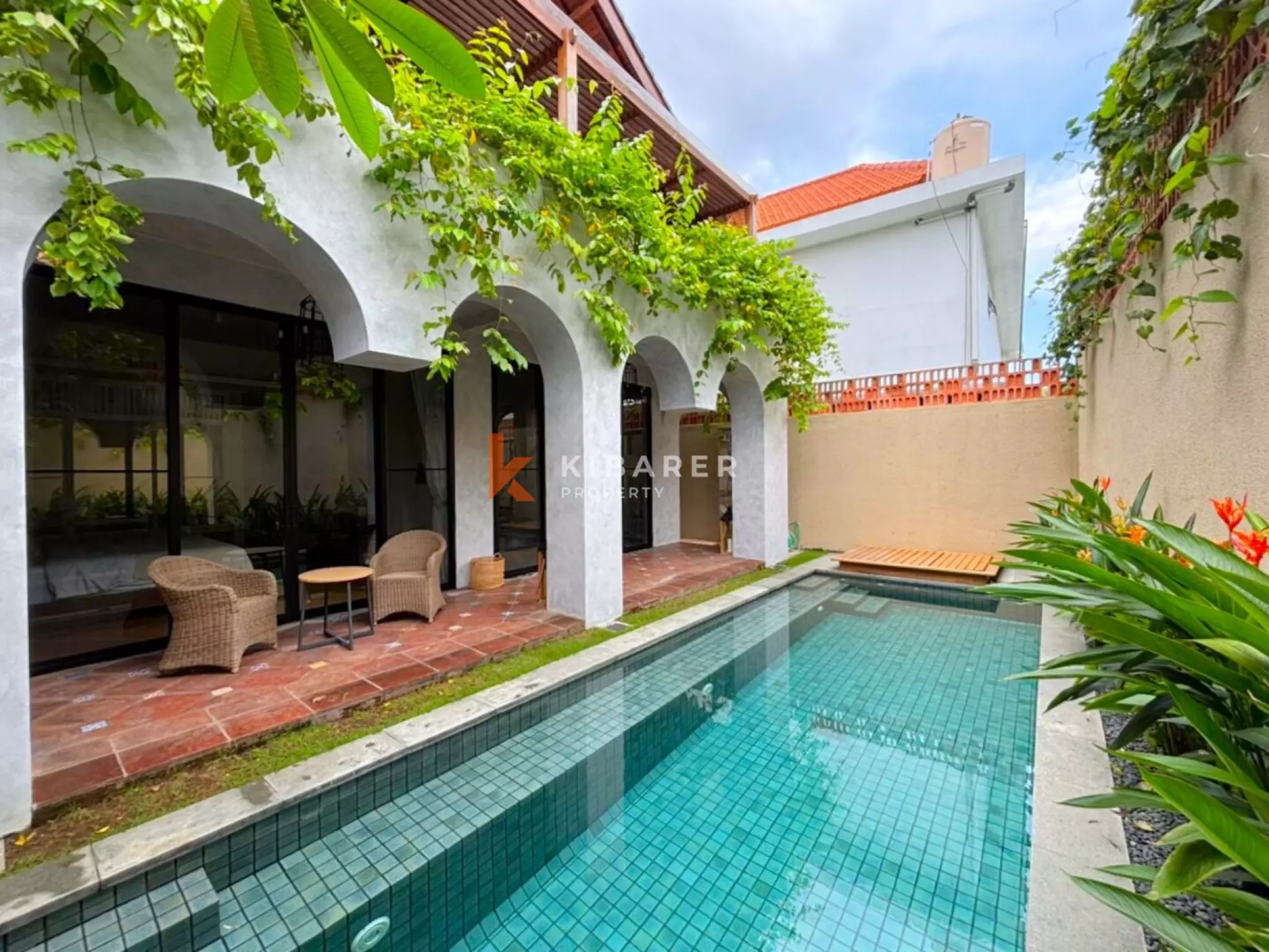 Vila Mewah Empat Kamar Tidur Tertutup dengan Pesona Modern di Seminyak