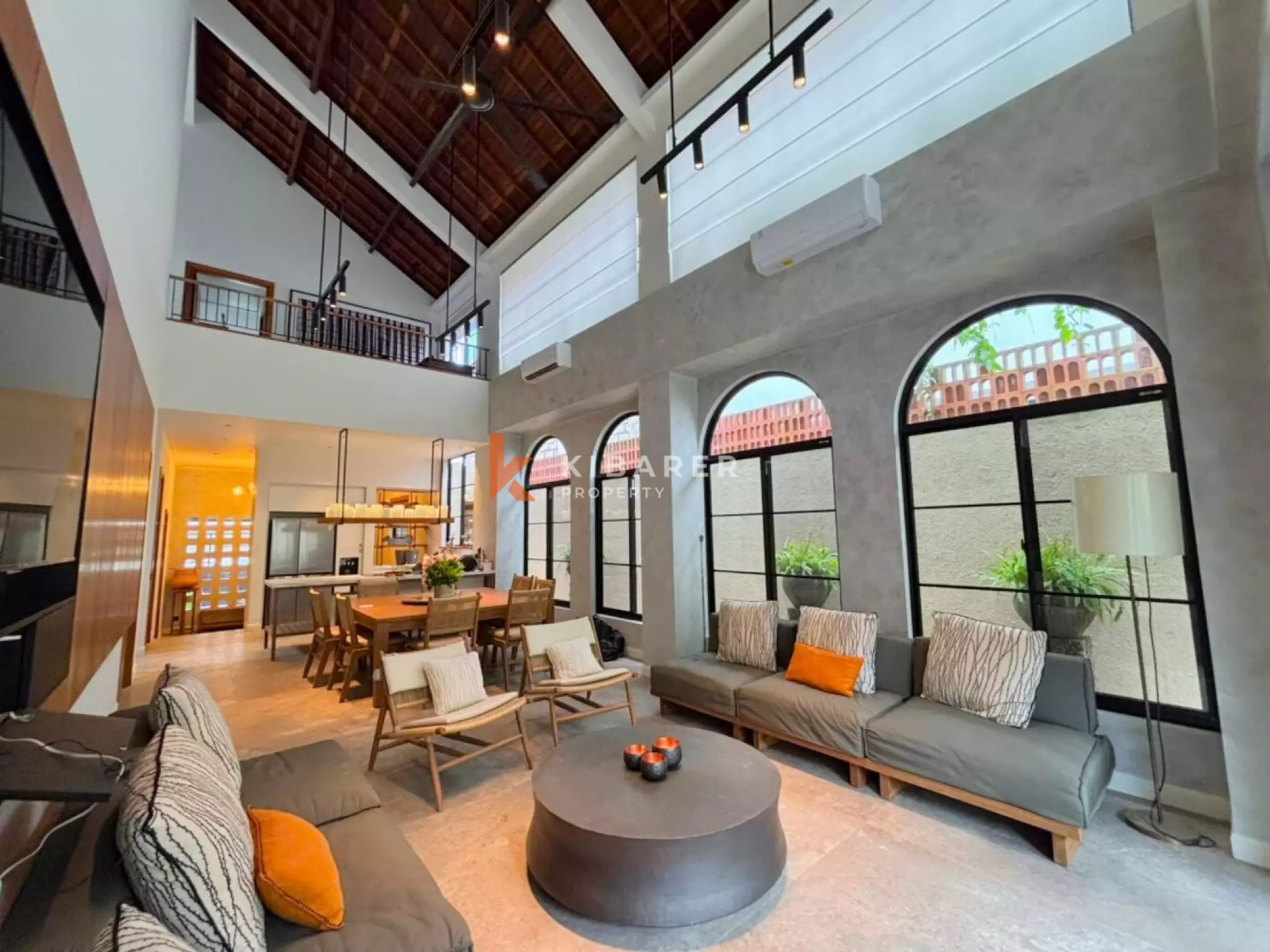 Vila Mewah Empat Kamar Tidur Tertutup dengan Pesona Modern di Seminyak