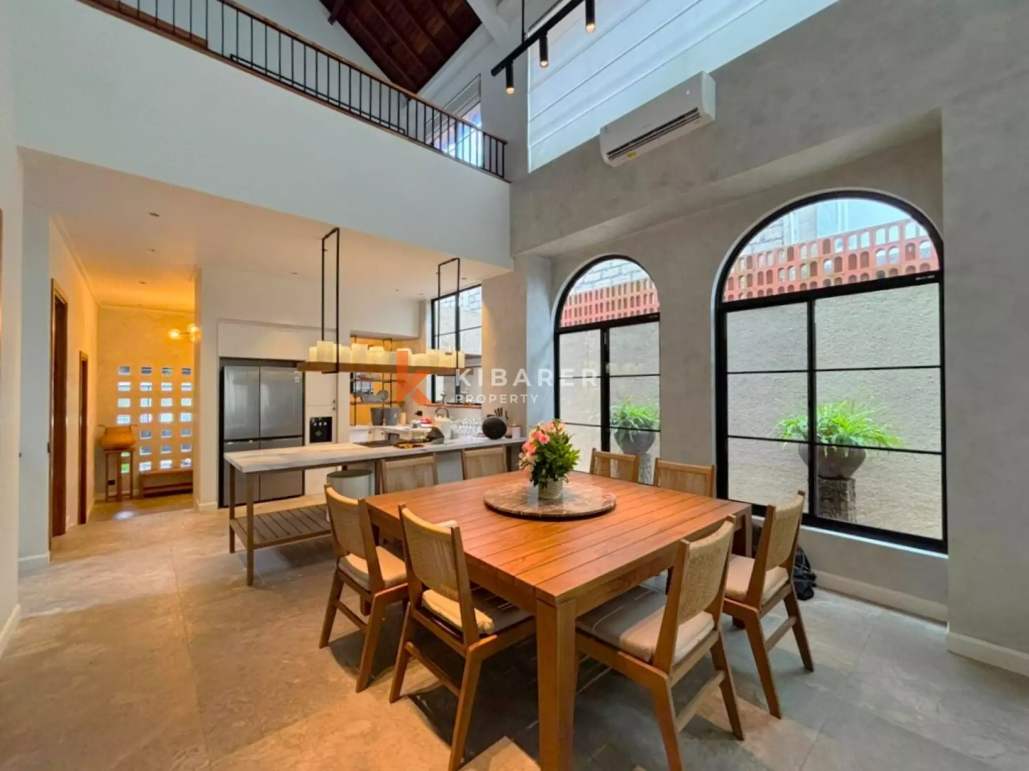 Vila Mewah Empat Kamar Tidur Tertutup dengan Pesona Modern di Seminyak