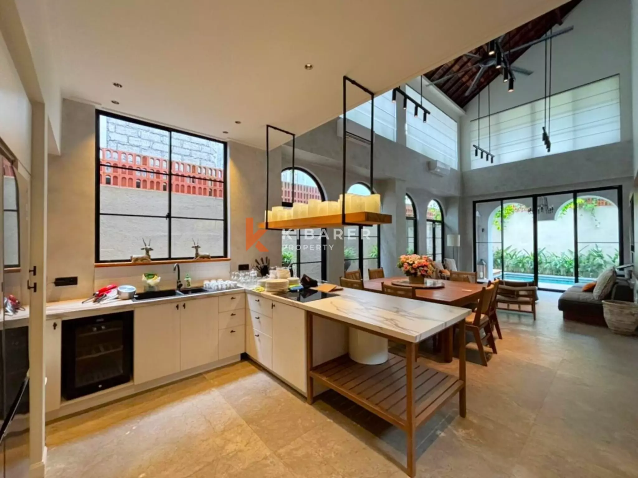 Vila Mewah Empat Kamar Tidur Tertutup dengan Pesona Modern di Seminyak