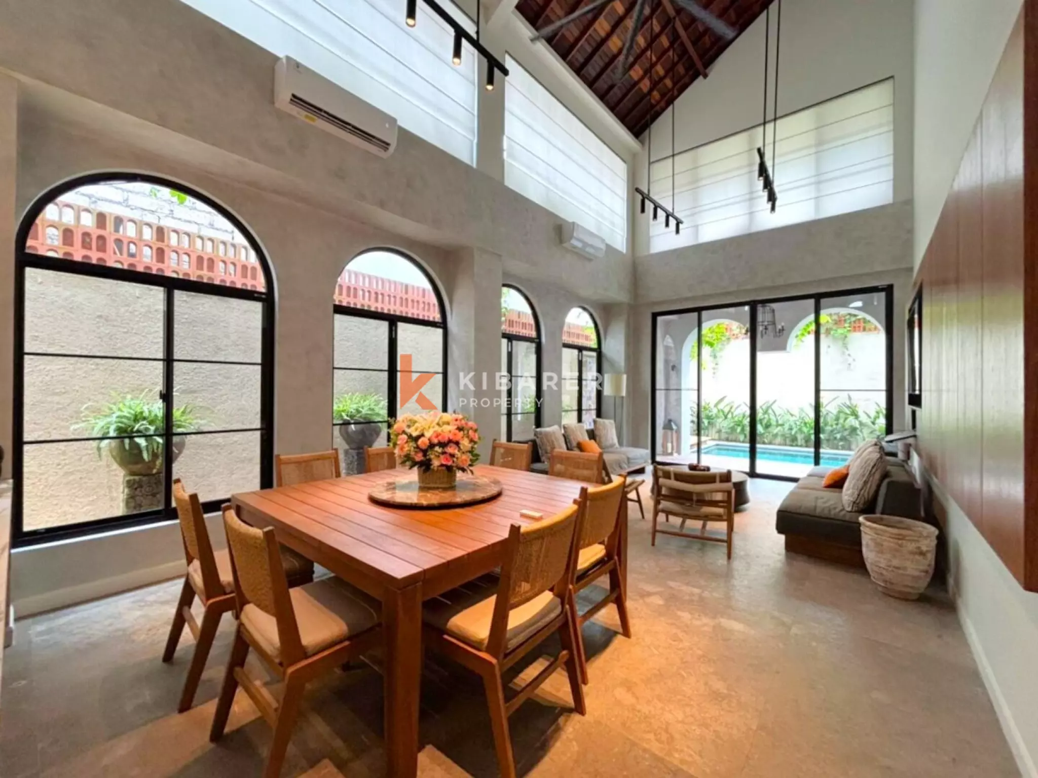 Vila Mewah Empat Kamar Tidur Tertutup dengan Pesona Modern di Seminyak