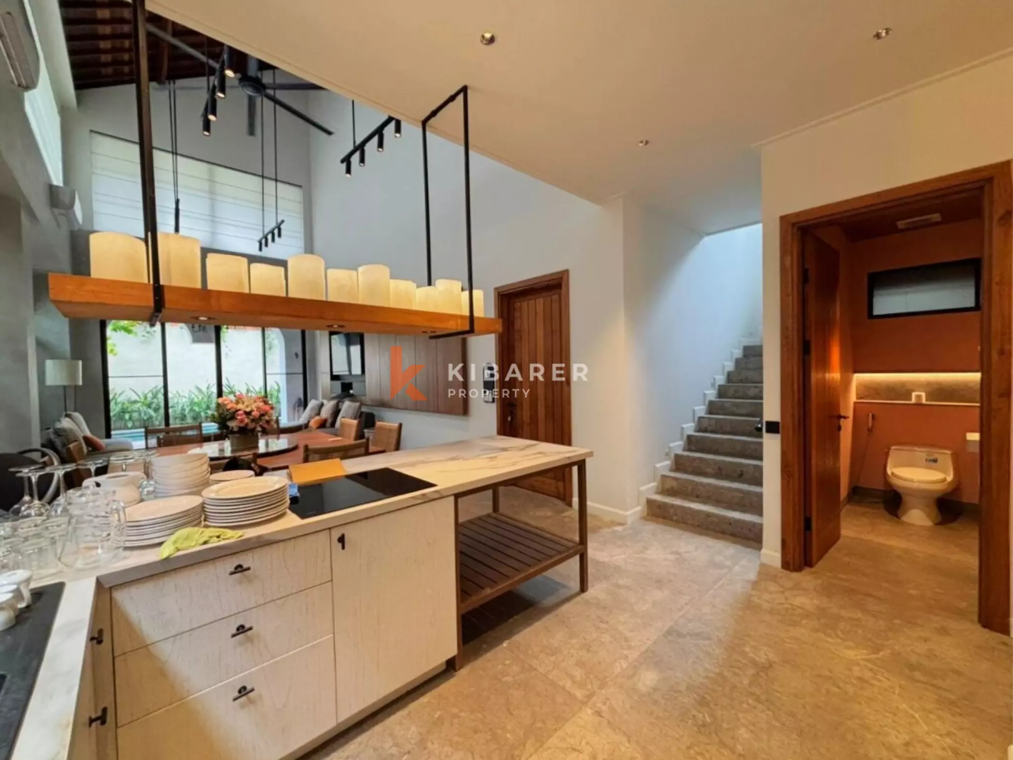 Vila Mewah Empat Kamar Tidur Tertutup dengan Pesona Modern di Seminyak